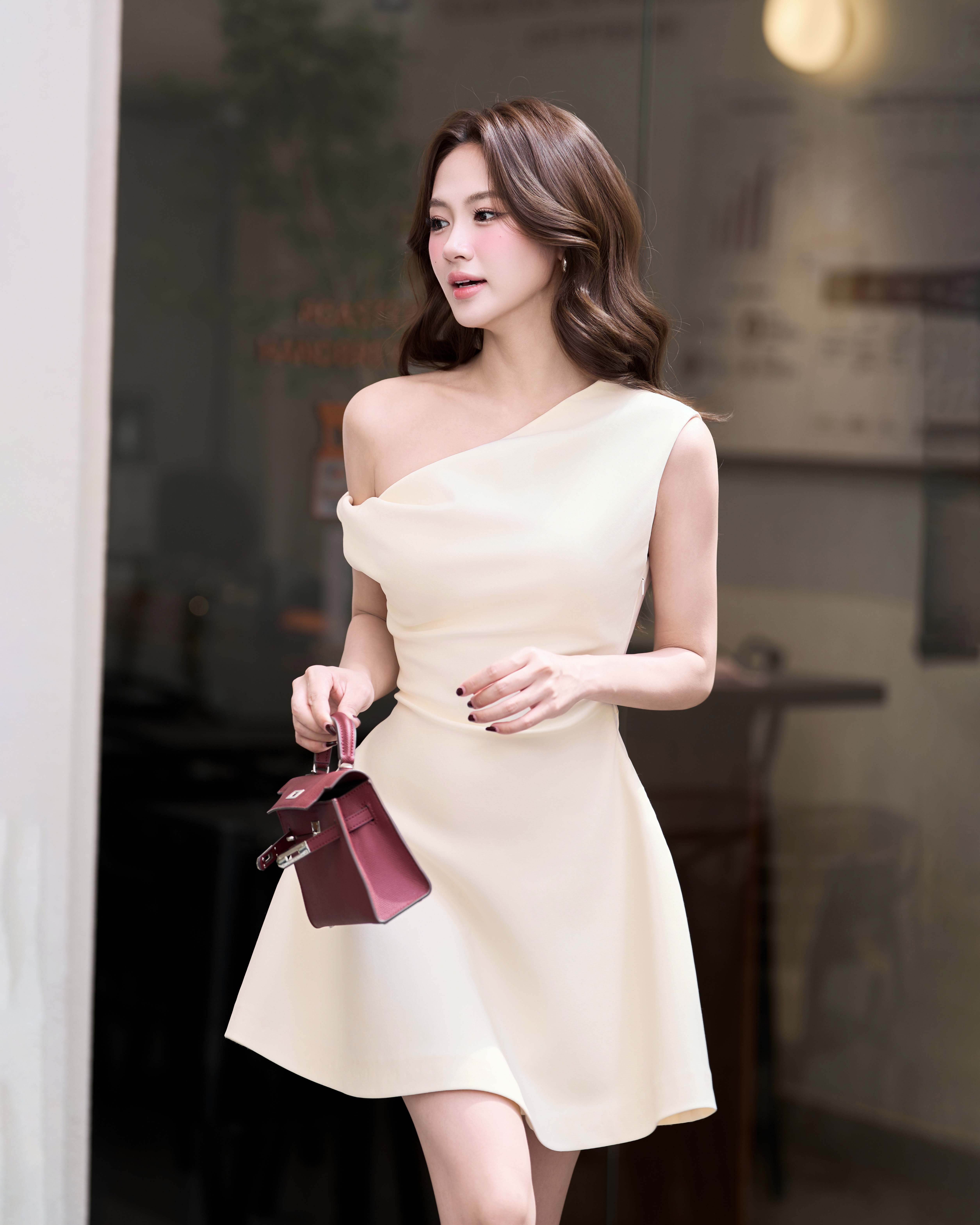 Mô tả RECHIC Đầm ngắn Eryk lệch vai chiết eo dáng xòe sang trọng thanh lịch nữ tính - 1