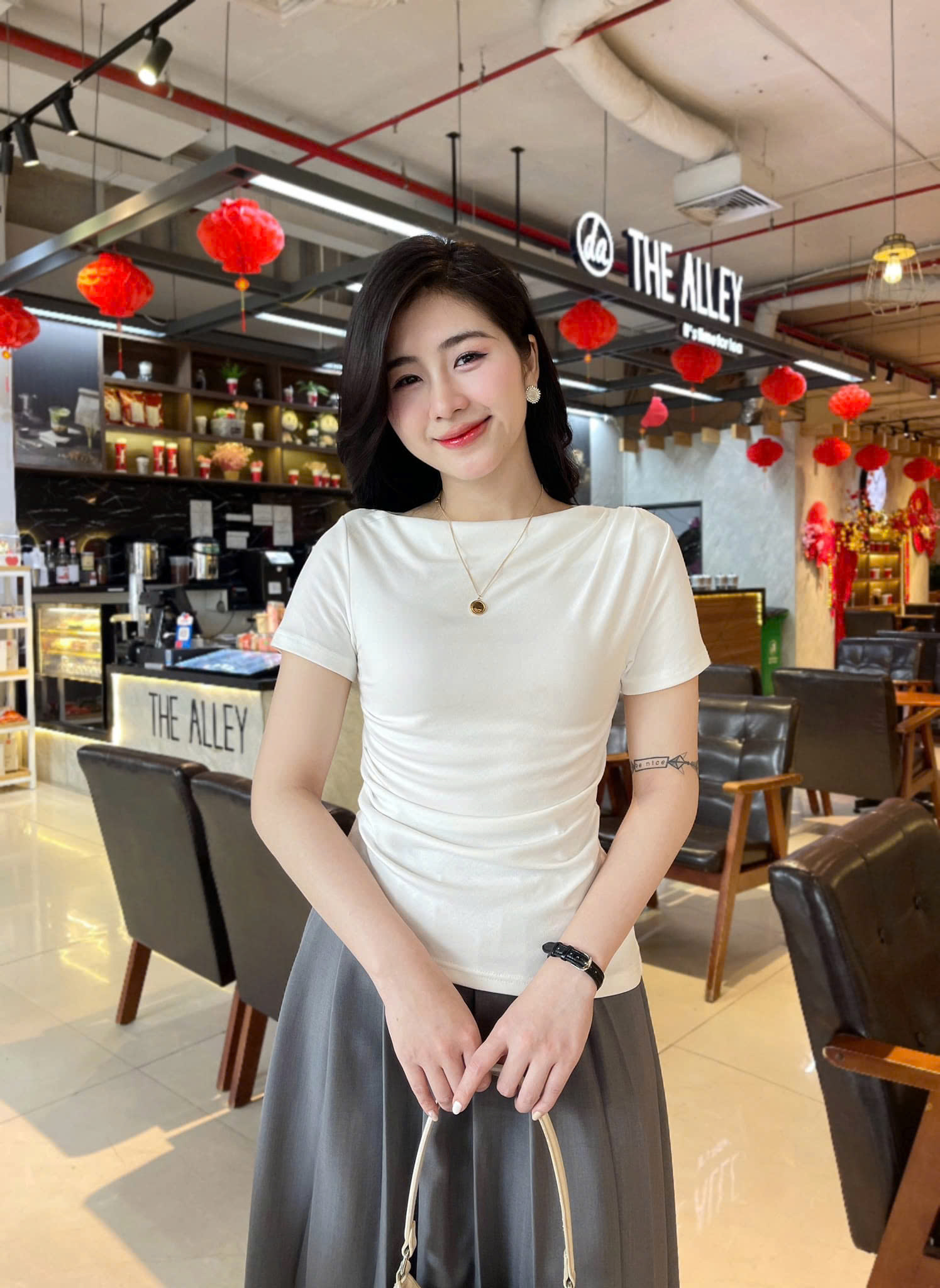 Mô tả Áo thun lệch vai Evalover – nhún eo tinh tế, form ôm thanh lịch cho nàng công sở - 2