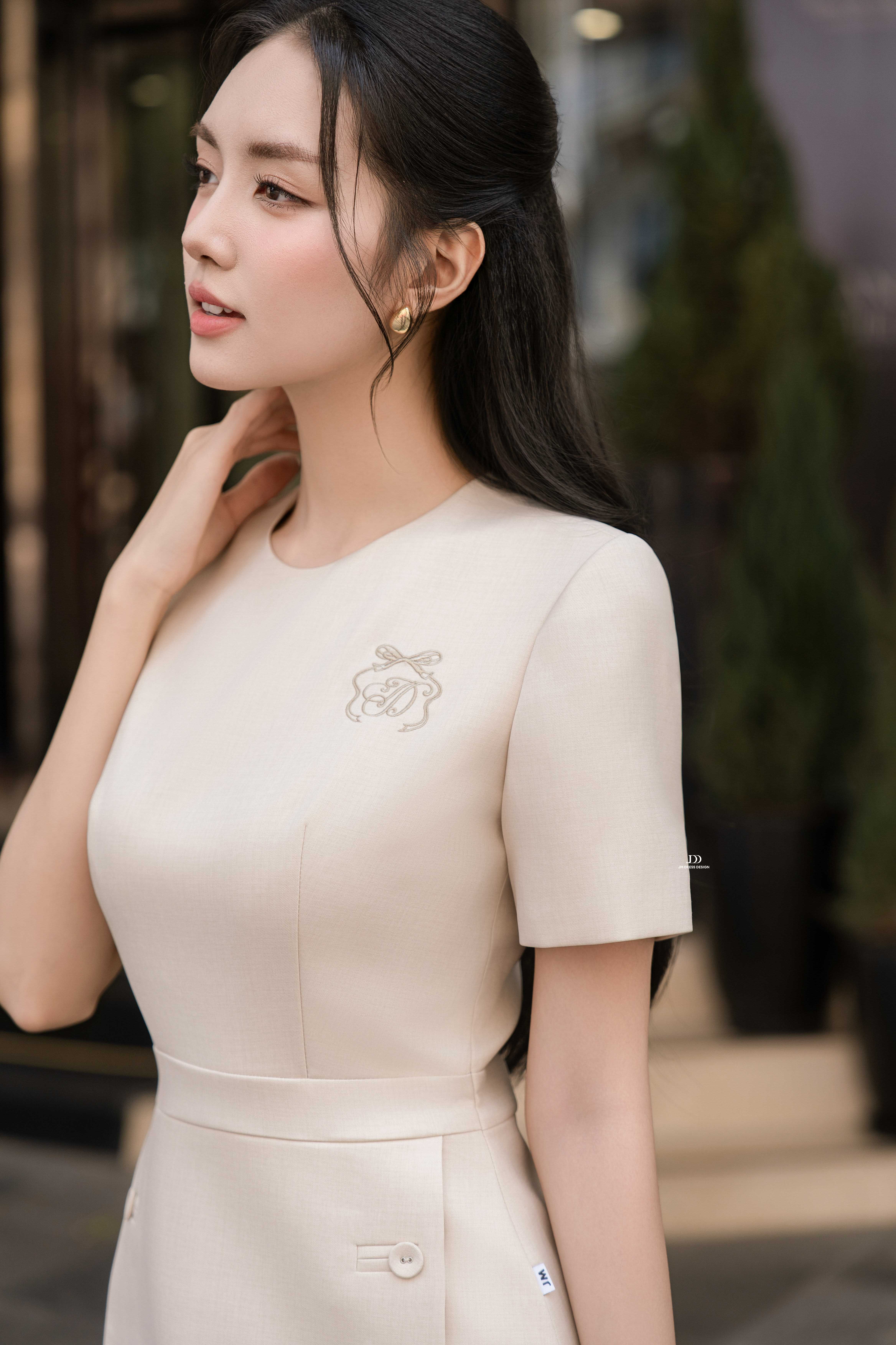 Mô tả Đầm cổ tròn thêu ngực, chân tà bung 1S31.2504K, váy ngắn dáng a thanh lịch công sở trẻ trung hiện đại thiết kế bởi JM - 1