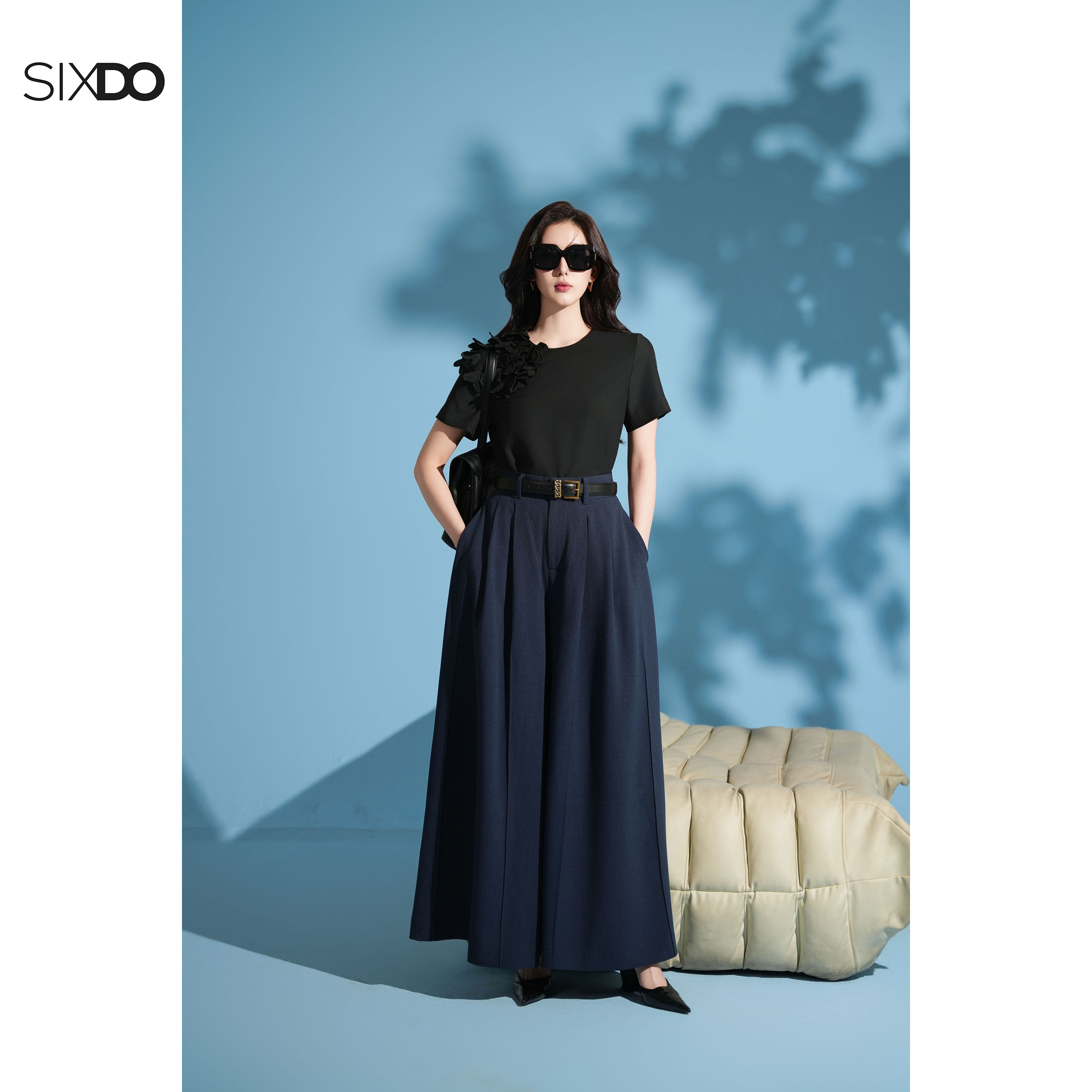 Mô tả Áo đen nữ cộc tay hoa 3D SIXDO (Black 3D Flower Woven Blouse) - 1