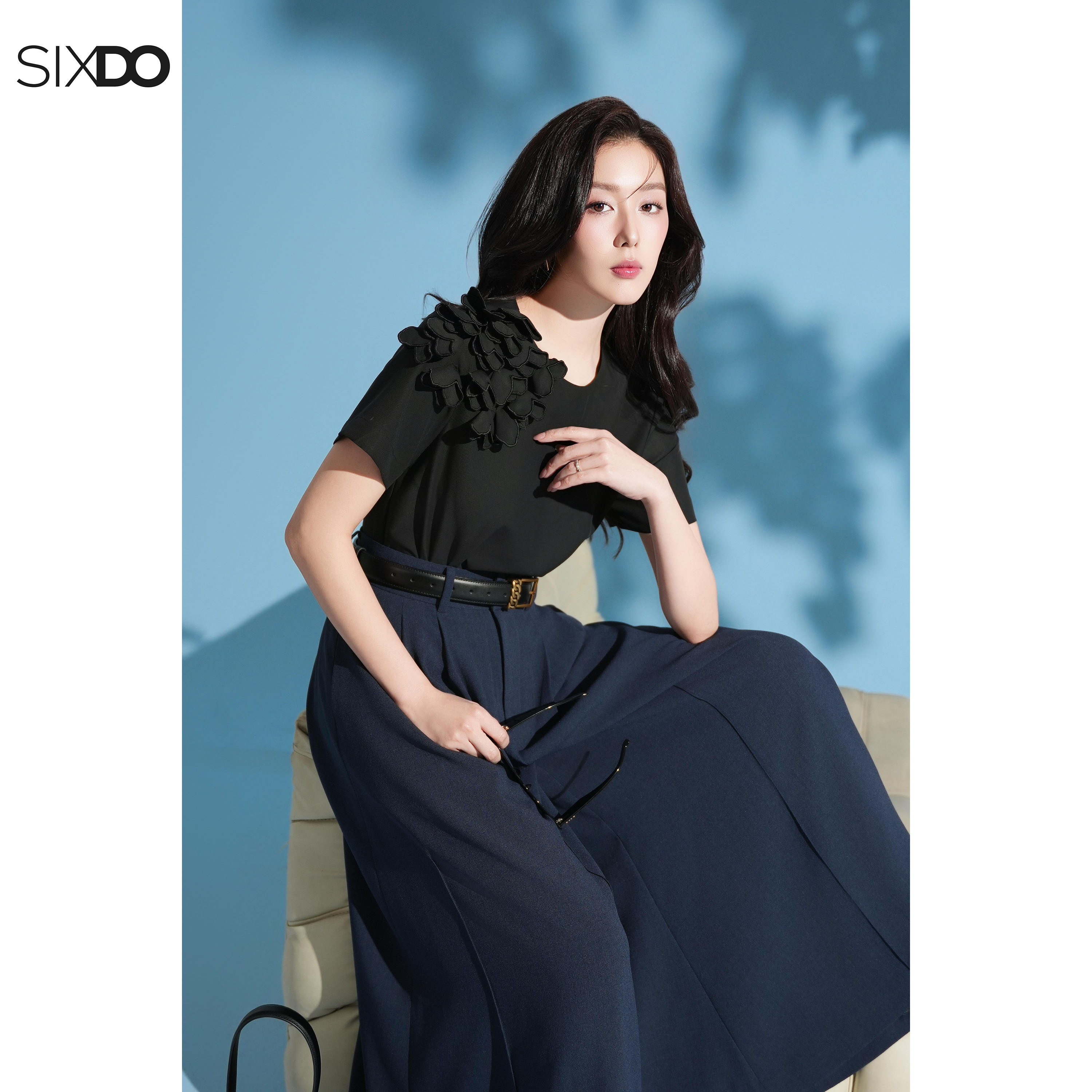 Mô tả Áo đen nữ cộc tay hoa 3D SIXDO (Black 3D Flower Woven Blouse) - 4