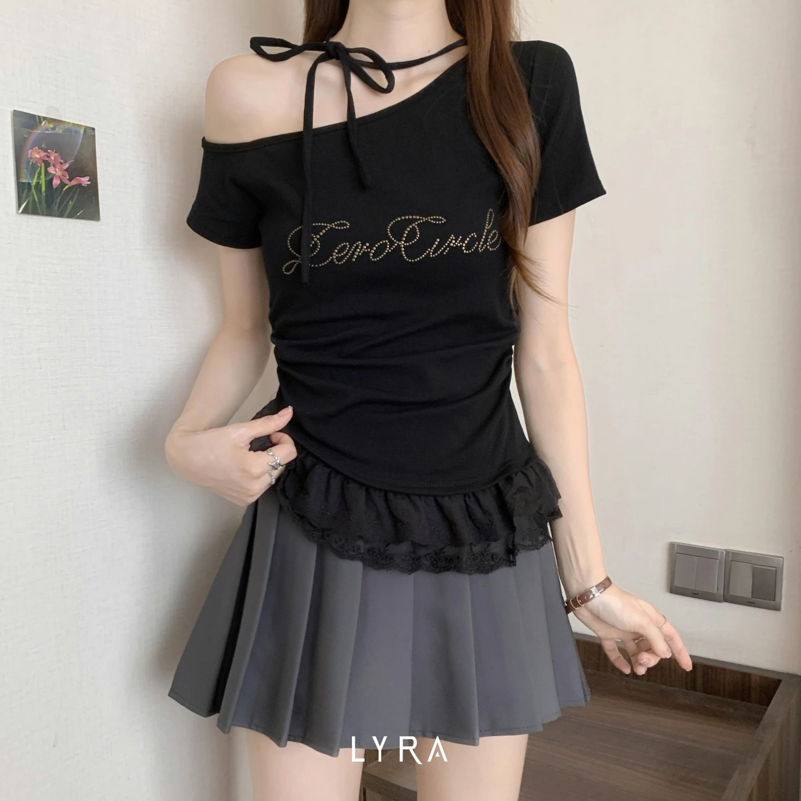 Mô tả LYRA - Áo thun nữ cách điệu dây nơ, áo lệch vai phối viền ren bèo Zero Circle tiểu thư nhẹ nhàng sang chảnh - CSYAC0297 - 2
