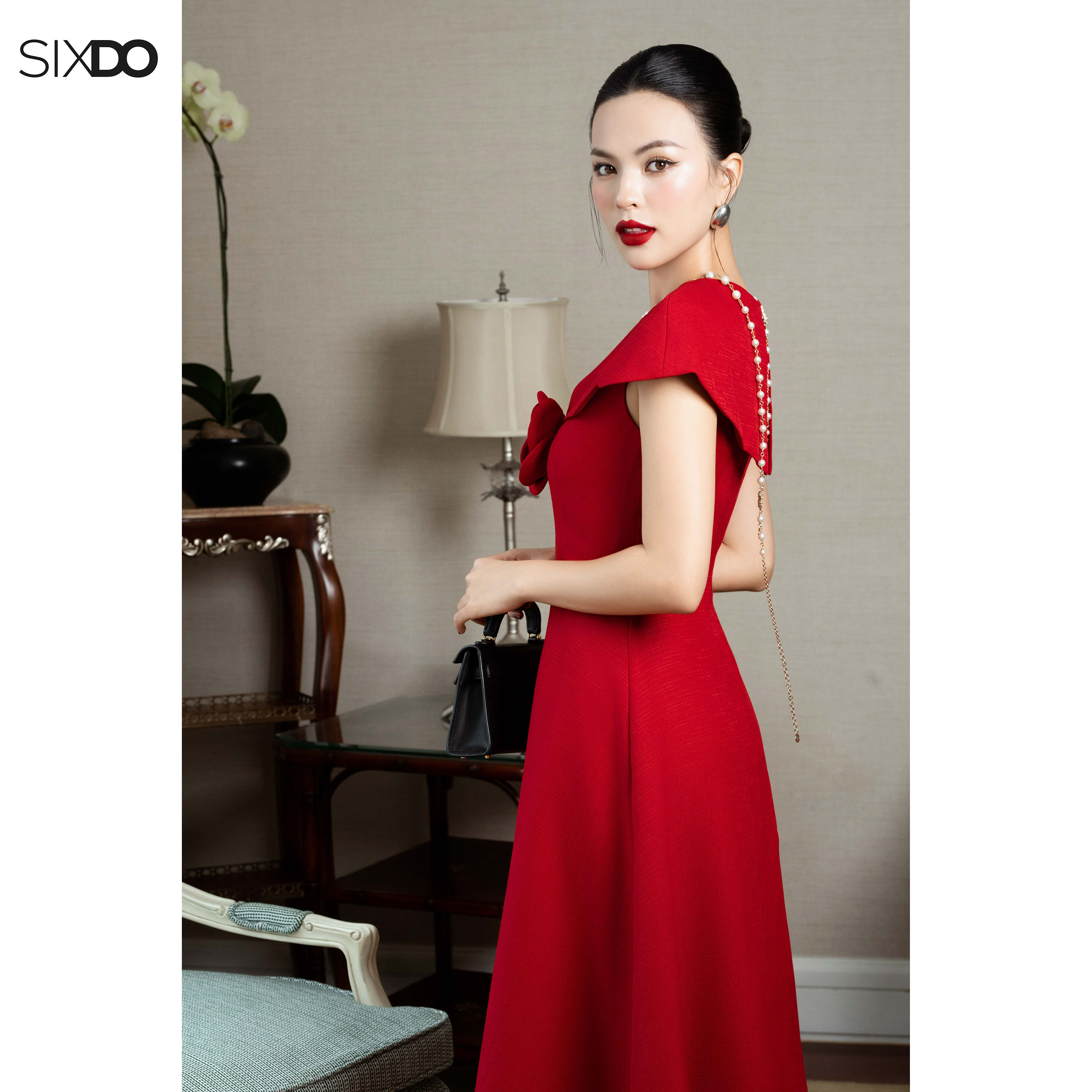 Mô tả Đầm đỏ xòe cổ tim phối hoa SIXDO (Red Woven Flared Dress With Flower) - 2