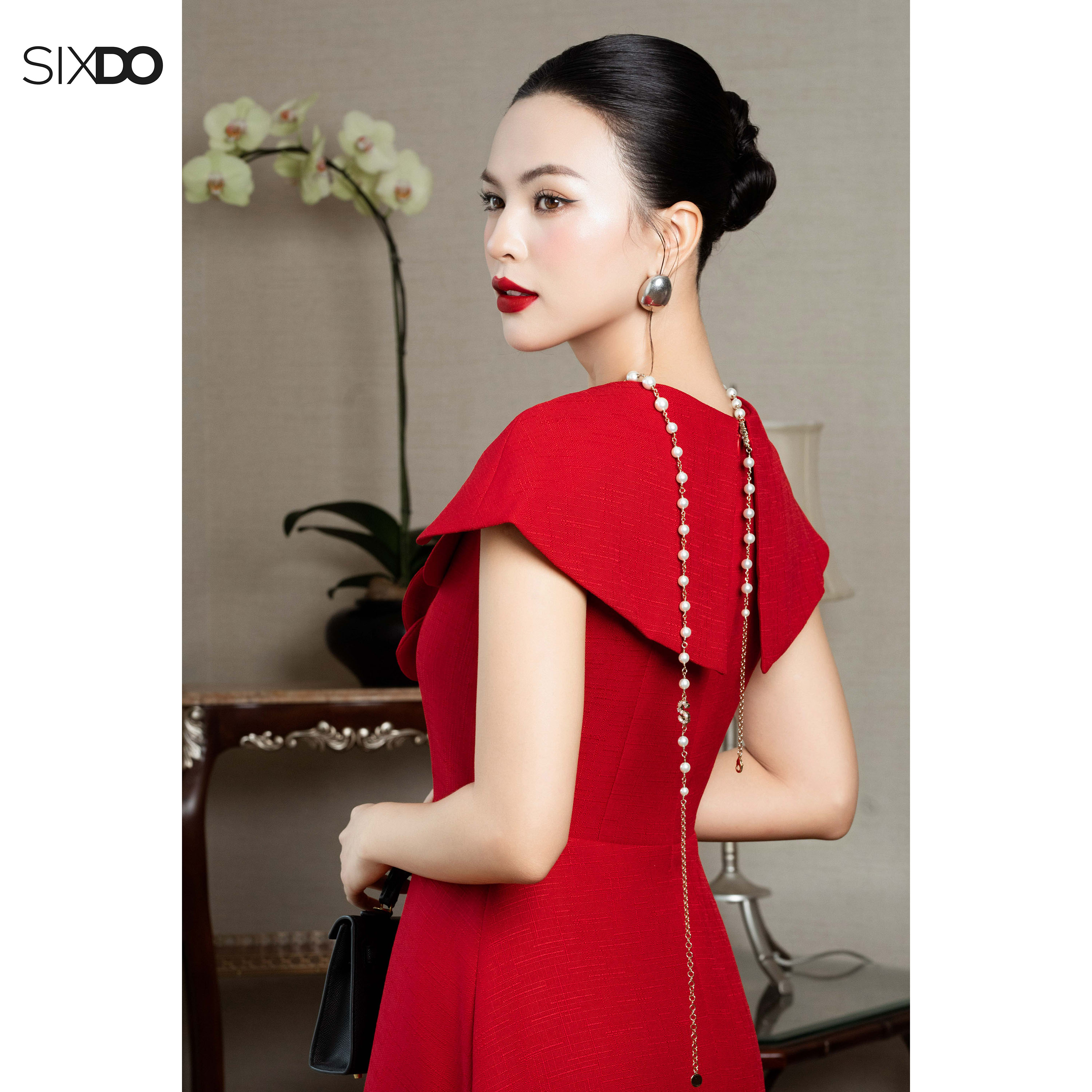 Mô tả Đầm đỏ xòe cổ tim phối hoa SIXDO (Red Woven Flared Dress With Flower) - 4