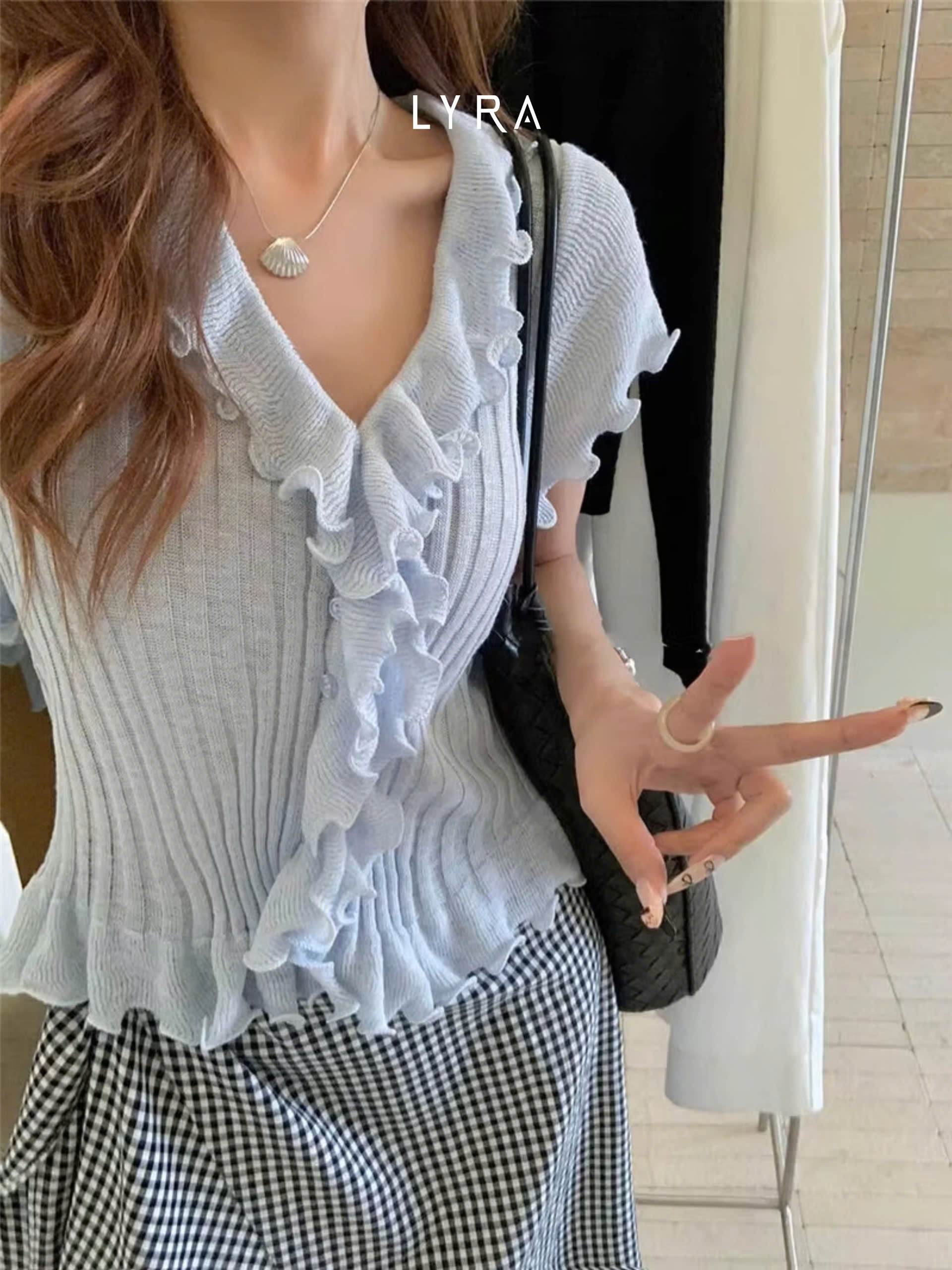 Mô tả Áo Thun Cách Điệu LYRA Cổ V Viền Bèo Nhún, Tay Cộc Dáng Ôm Phong  Cách Tiểu Thư Hàn Quốc Nhẹ Nhàng Trẻ Trung - CSYAC0294 - 4