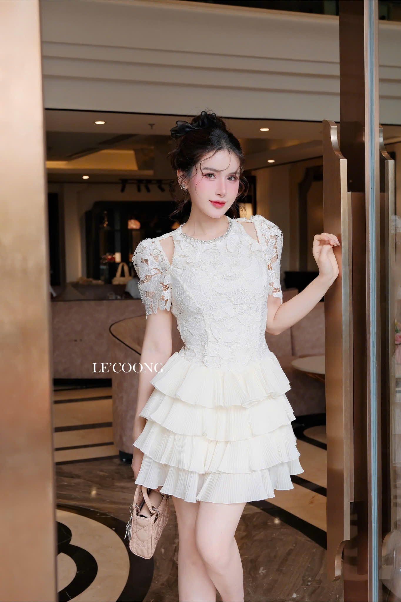 Mô tả Váy Đẹp Đi Tiệc Phối Ren Hoa Xếp Tầng LECOONG V774  Đầm Tiểu Thư Dáng Ngắn Màu Be Sang Chảnh - 2
