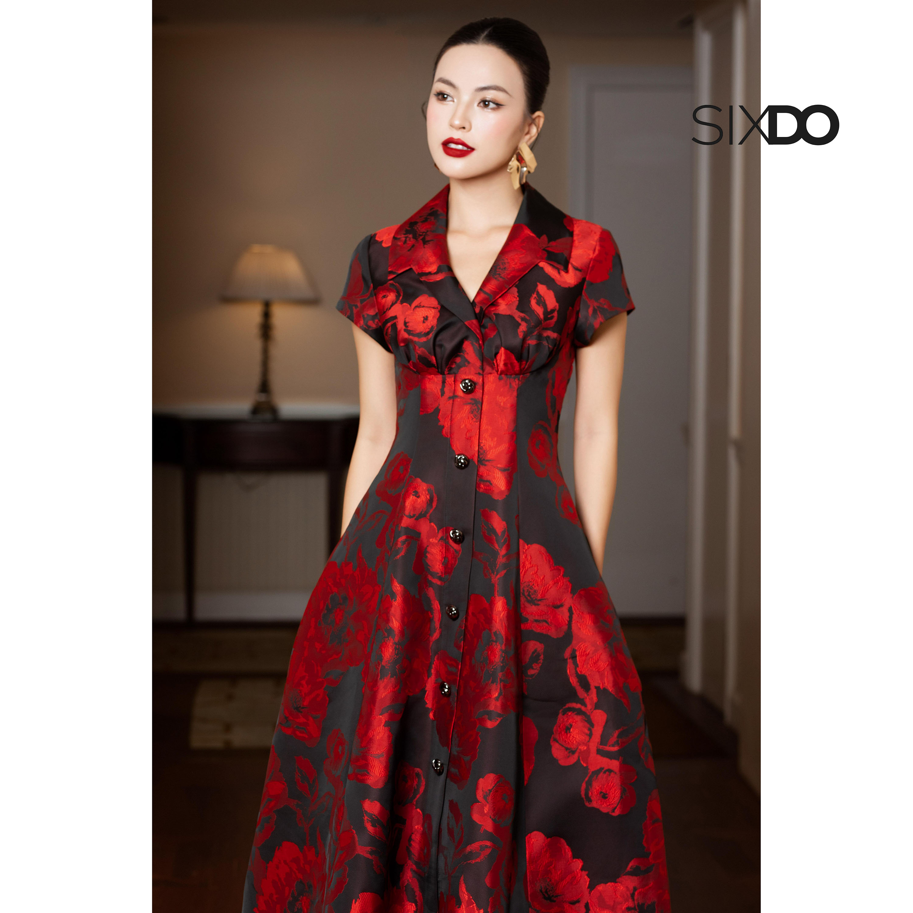 Mô tả Đầm gấm đen hoa đỏ dáng xòe ngắn tay SIXDO (Black Brocade Flared Dress) - 1