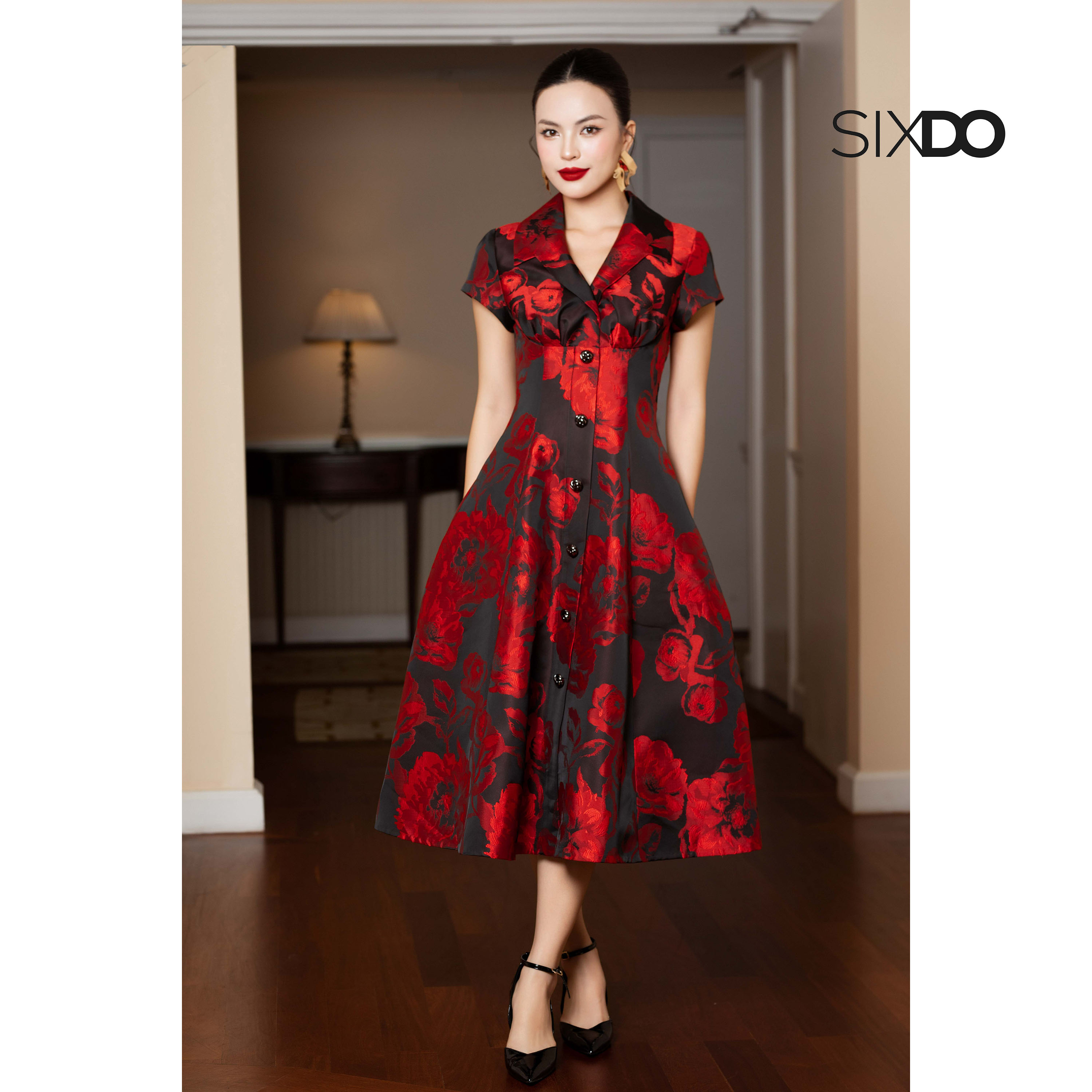 Mô tả Đầm gấm đen hoa đỏ dáng xòe ngắn tay SIXDO (Black Brocade Flared Dress) - 2