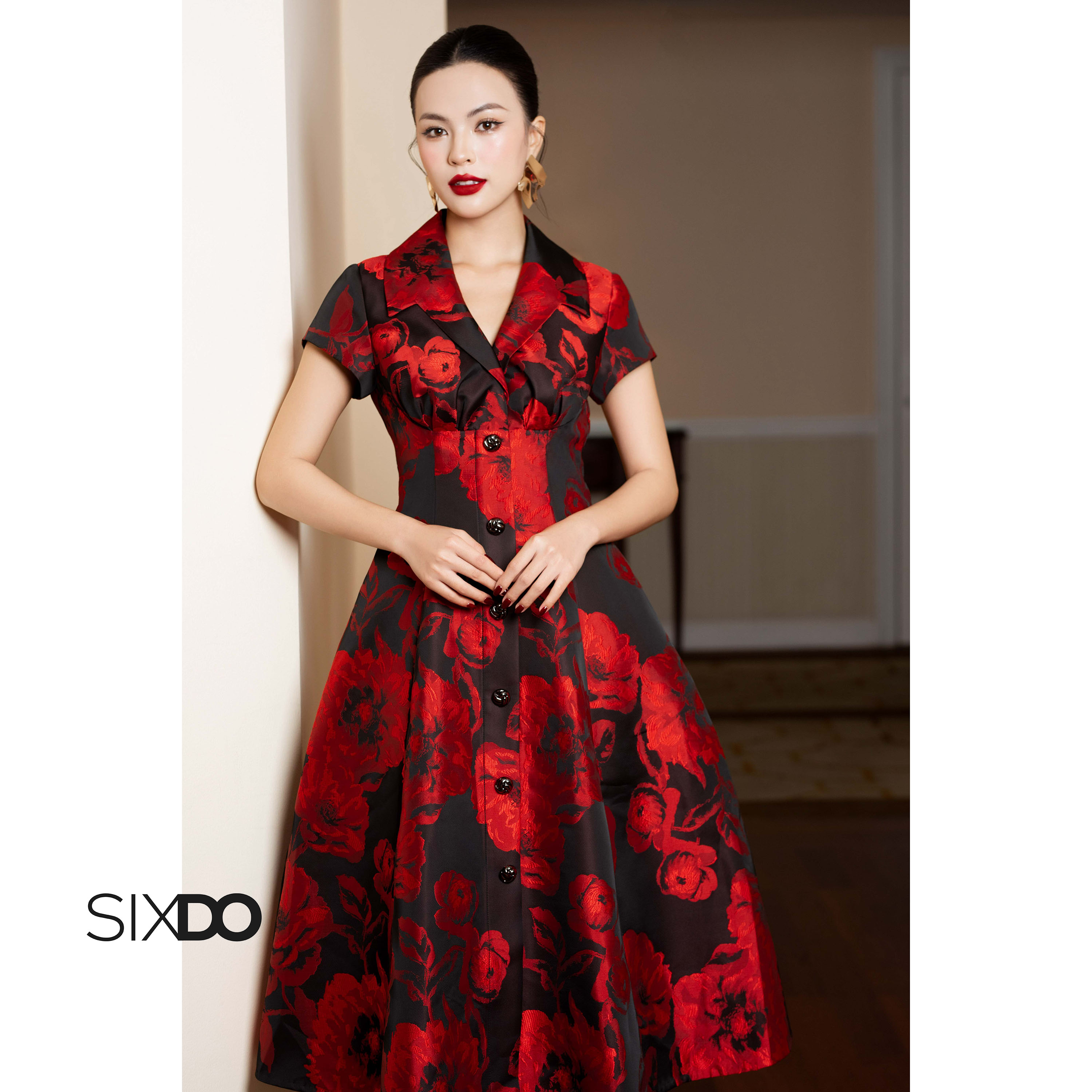 Mô tả Đầm gấm đen hoa đỏ dáng xòe ngắn tay SIXDO (Black Brocade Flared Dress) - 3