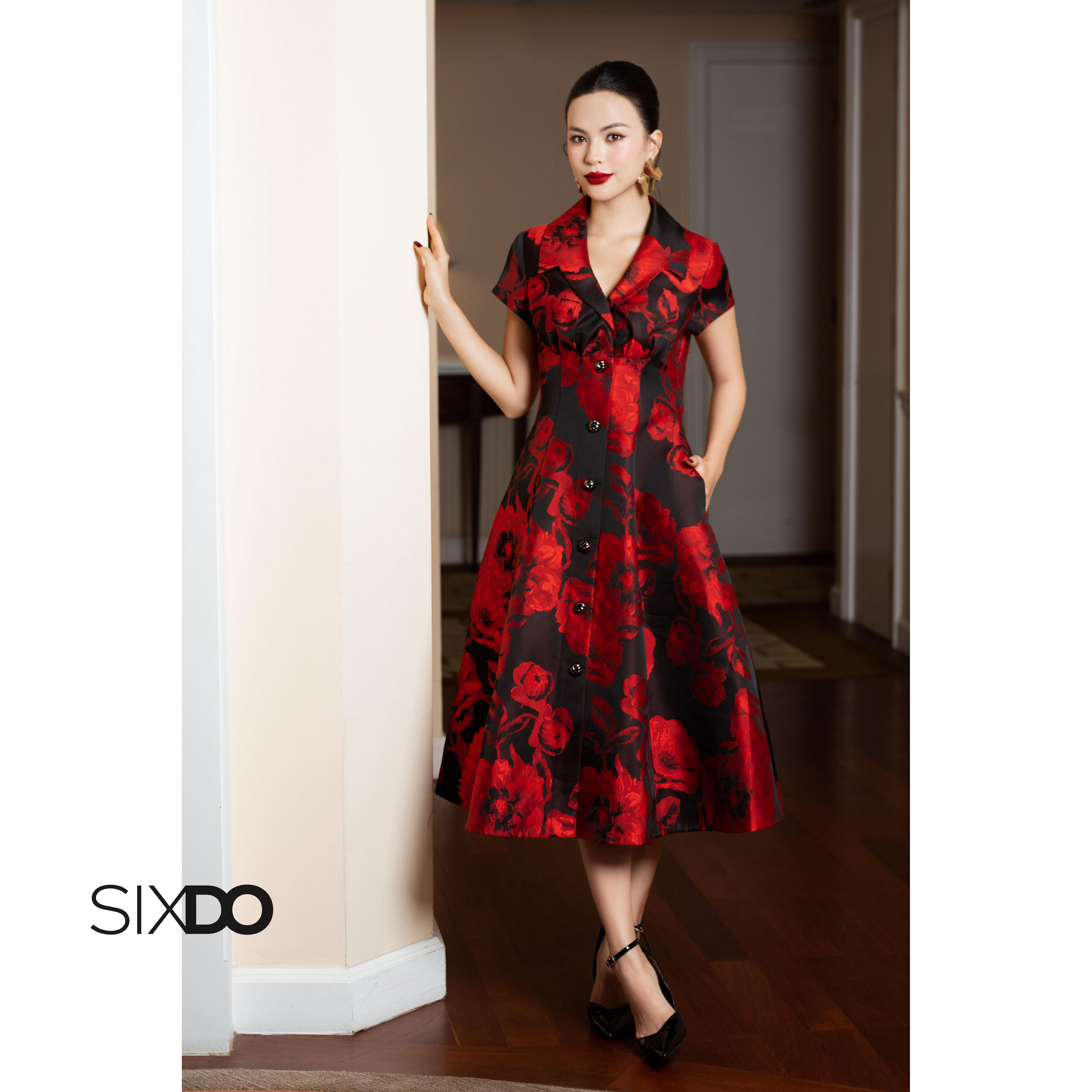 Mô tả Đầm gấm đen hoa đỏ dáng xòe ngắn tay SIXDO (Black Brocade Flared Dress) - 4