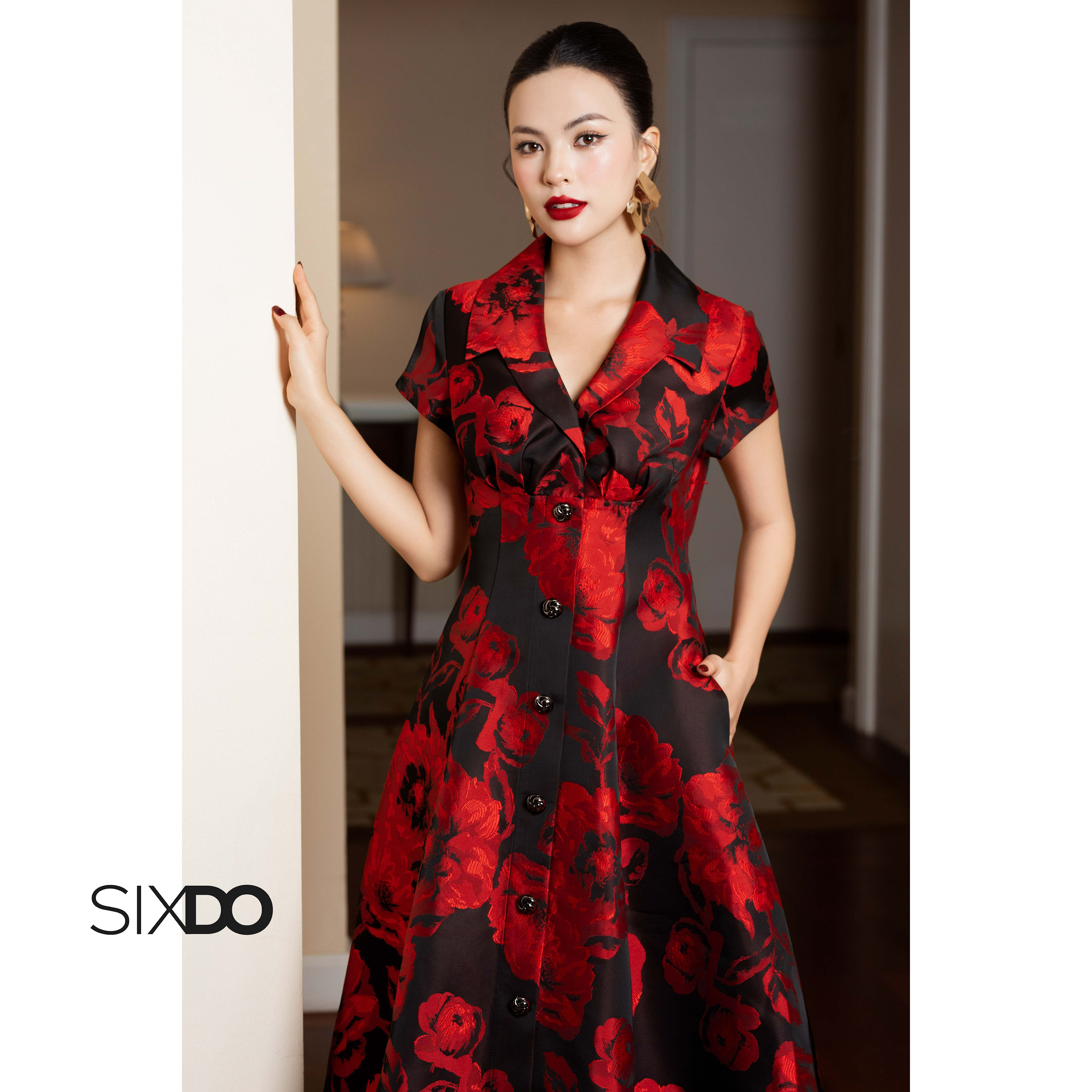Mô tả Đầm gấm đen hoa đỏ dáng xòe ngắn tay SIXDO (Black Brocade Flared Dress) - 5