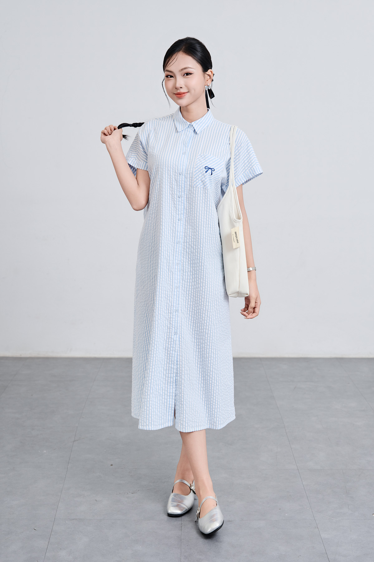 Mô tả Đầm Suông Cổ Đức Thêu Ngực Đầm Sơ Mi Dáng Dài VIEN TRAN V63T25H009 - 1