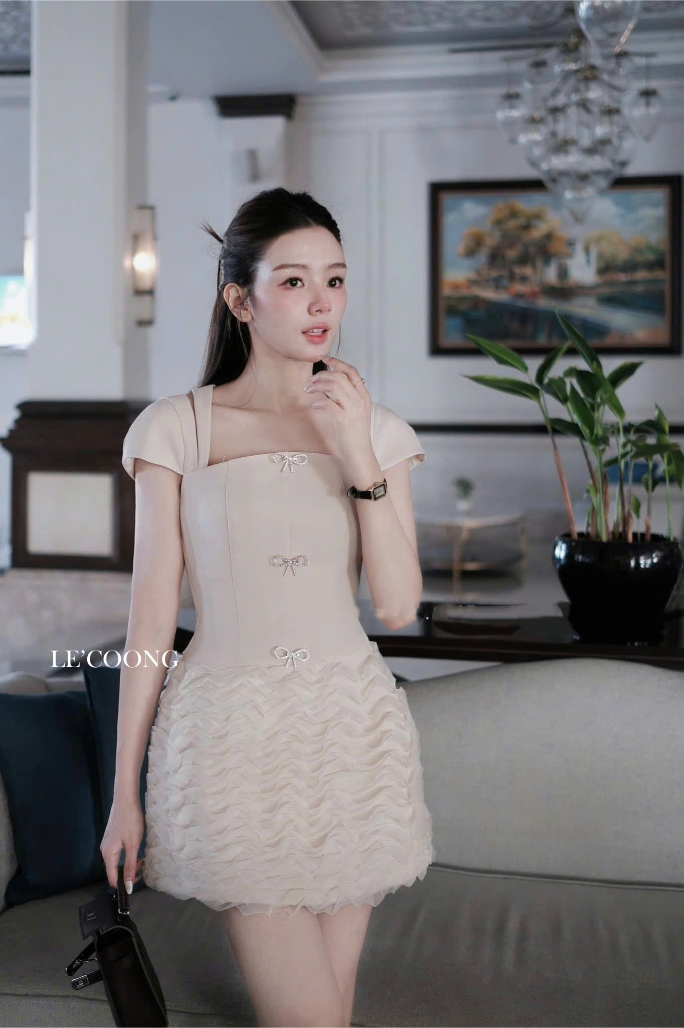 Mô tả Váy Đẹp Dáng Ngắn Hai Màu Be Đen LECOONG V778 Đầm Thiết Kế Xếp Tầng - 1