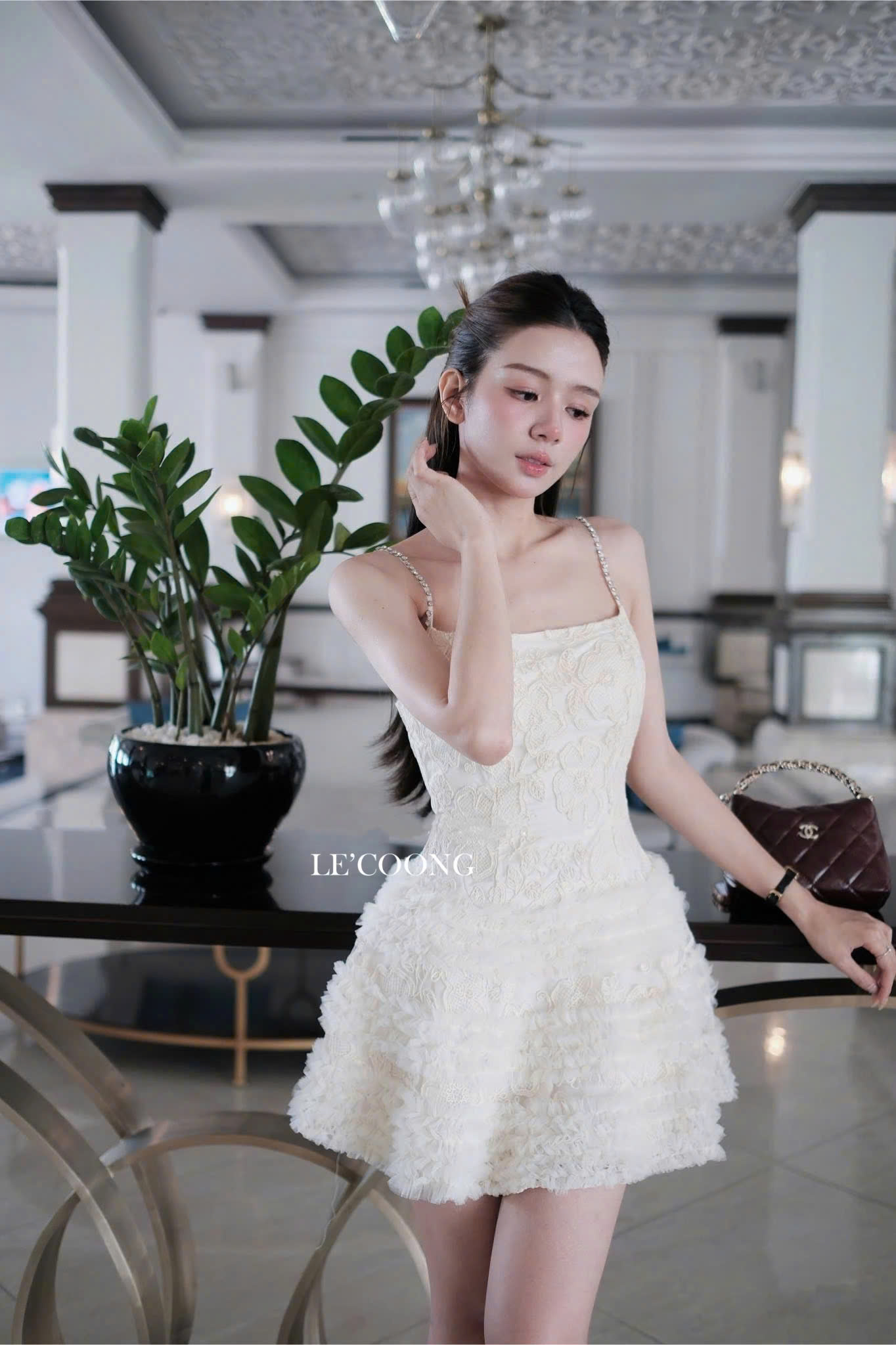 Mô tả Váy Thiết Kế Dáng Ngắn Hai Đính Đá LECOONG V777 Đầm Đẹp Đính Đá Màu Kem Sang Chảnh - 1