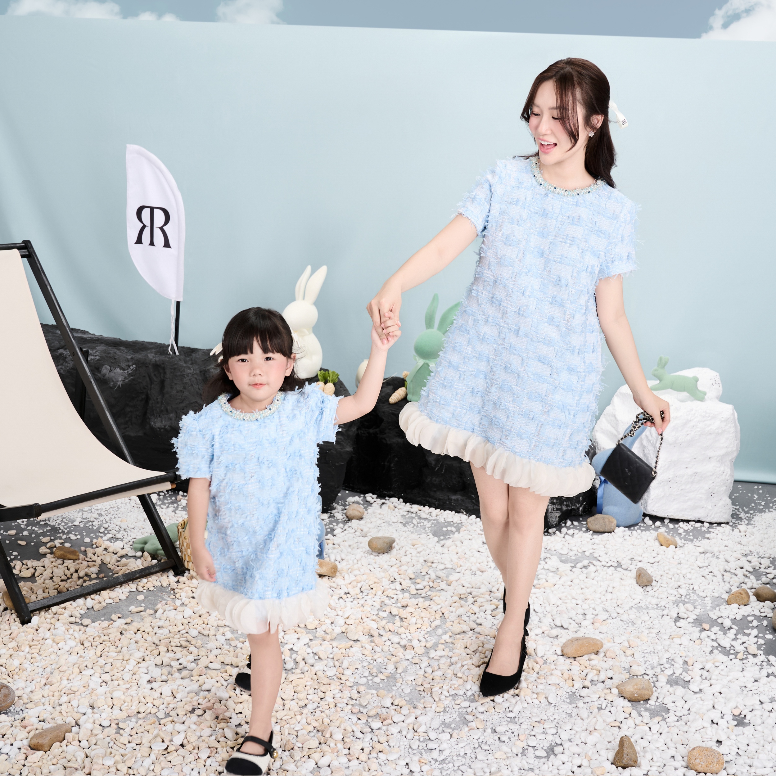 Mô tả RẬP MOMMY & BABY - Đầm Xanh Cổ Tròn Kết Dây Tweed Tay Ngắn - PARIS 04 - 2
