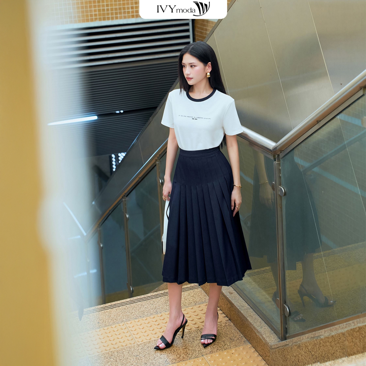 Mô tả Motion Skirt - Chân váy denim xếp ly, Chân váy công sở dạo phố nữ IVY moda MS 30B0106 - 2