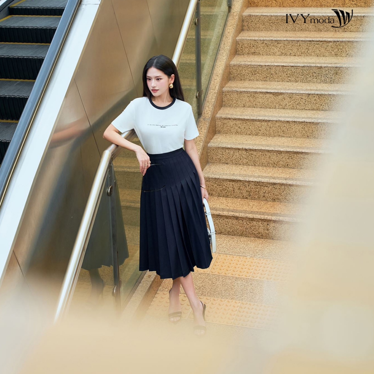 Mô tả Motion Skirt - Chân váy denim xếp ly, Chân váy công sở dạo phố nữ IVY moda MS 30B0106 - 3