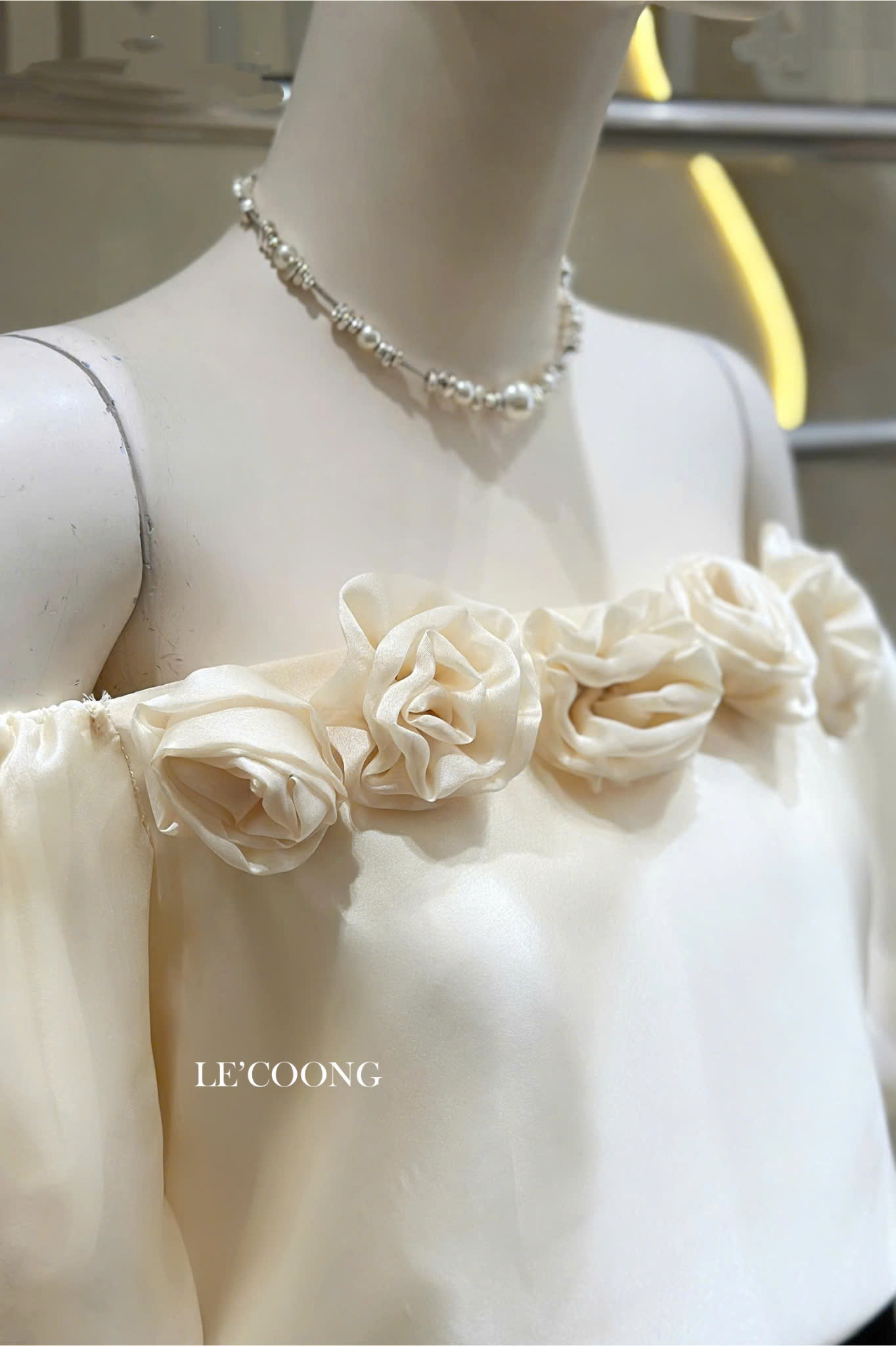 Mô tả Set Váy Đẹp Trễ Vai Đính Hoa LECOONG B216 Chân Váy Phối Đen Trắng Đi Biển Sang - 1