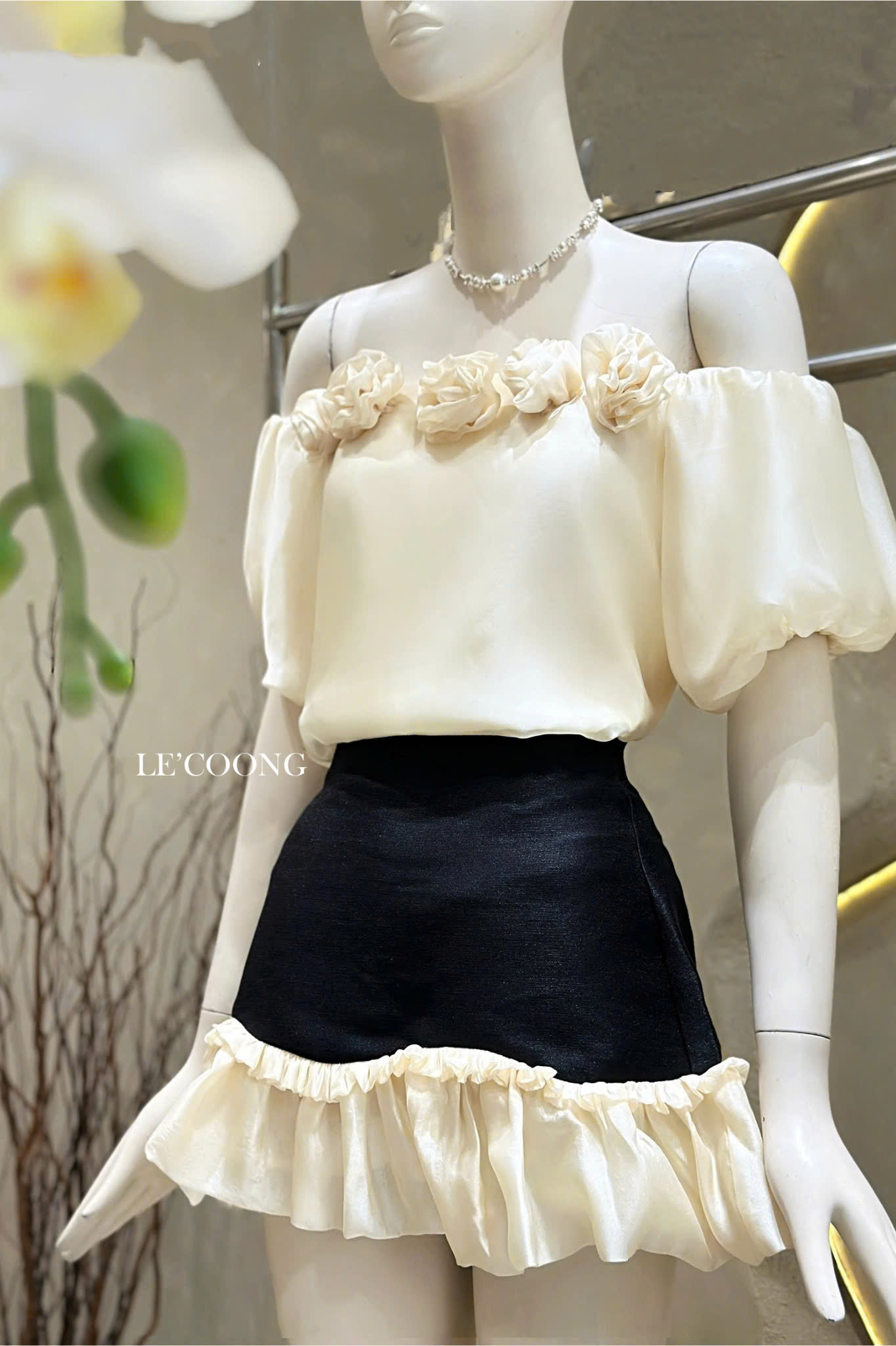 Mô tả Set Váy Đẹp Trễ Vai Đính Hoa LECOONG B216 Chân Váy Phối Đen Trắng Đi Biển Sang - 4