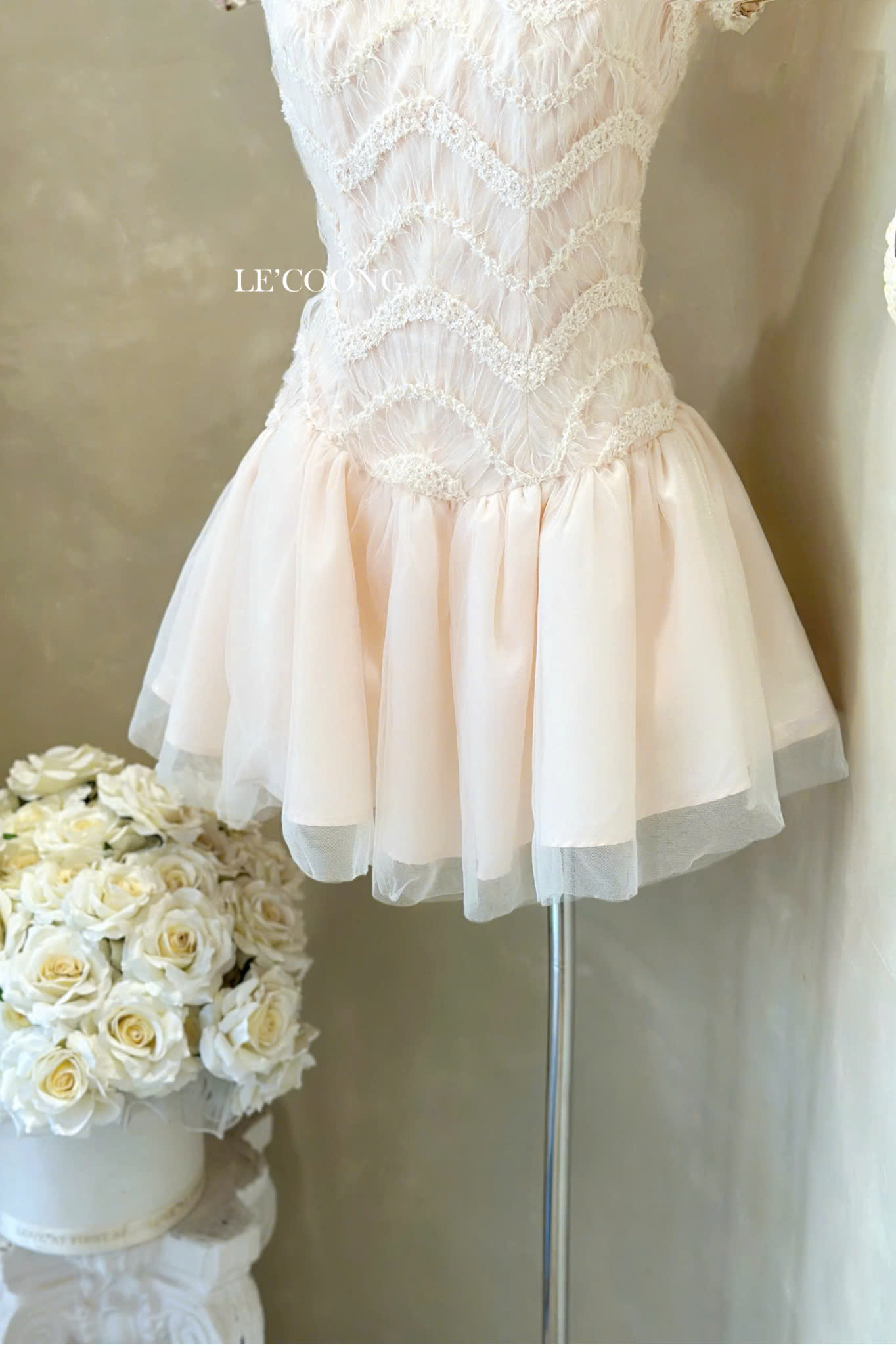 Mô tả Váy Đẹp Dáng Ngắn Phối Ren Lưới LECOONG V779 Đầm Tiểu Thư Màu Hồng Đi Tiệc Sang Chảnh - 1