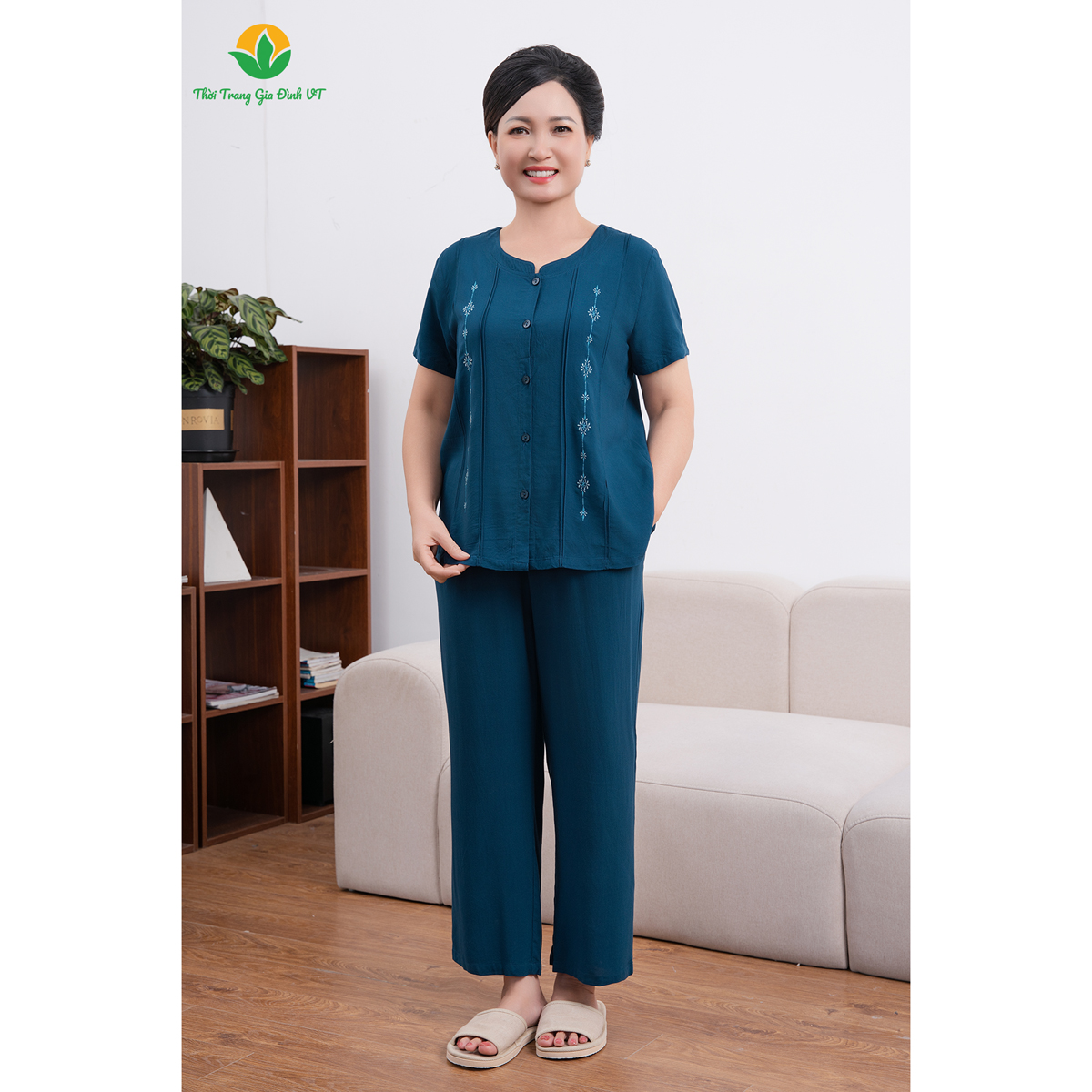 Mô tả Bộ lanh mở cúc trung niên Việt Thắng, quần dài, áo cộc tay, cổ tàu thêu - B28.2401 - 6