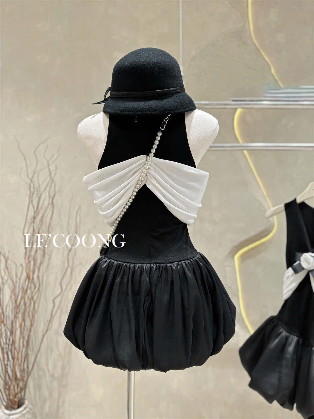 Mô tả Váy Tiểu Thư Dáng Ngắn Trễ Vai Đính Nơ LECOONG V672  Đầm Đẹp Sang Chảnh - 2