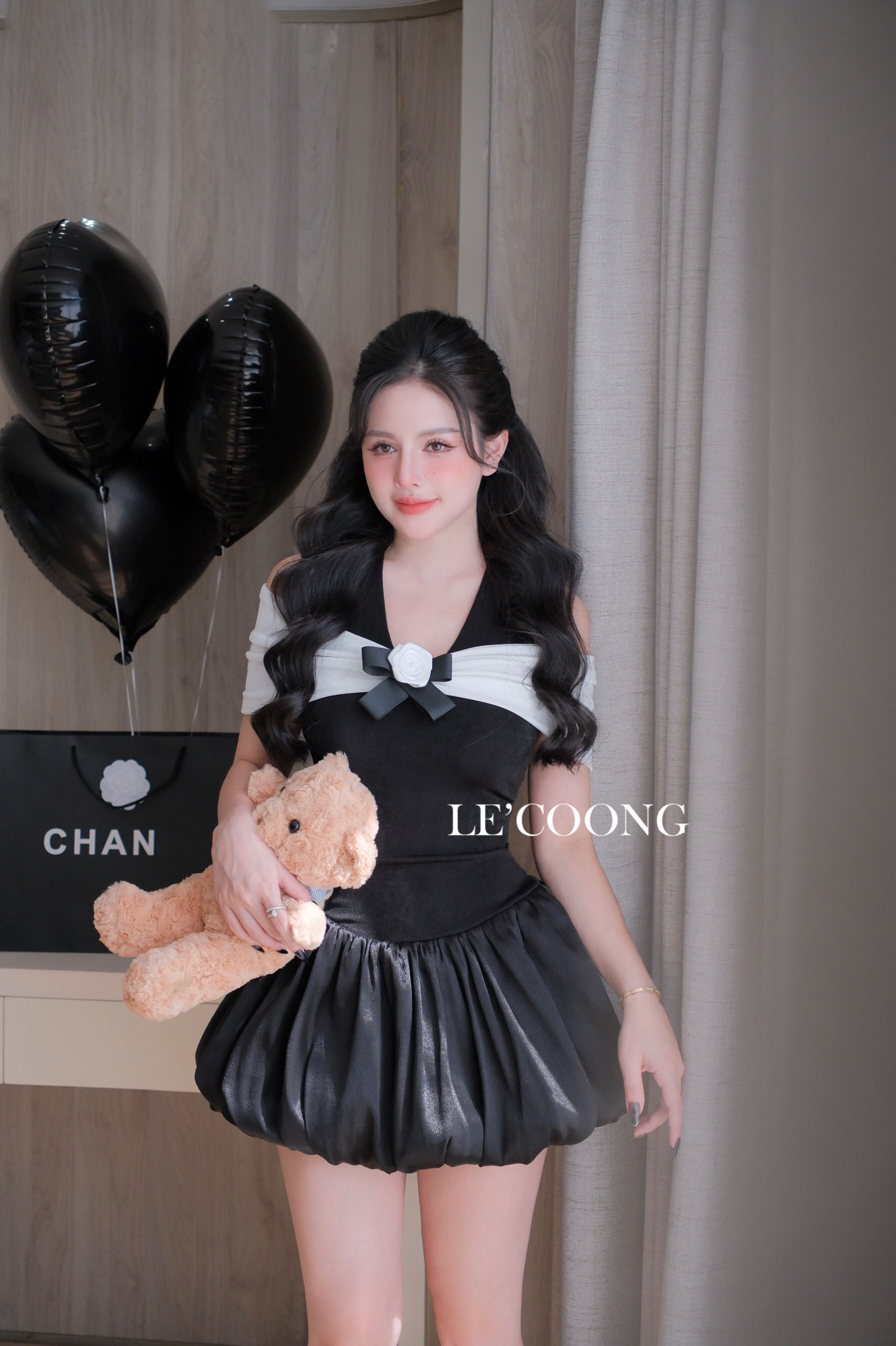 Mô tả Váy Tiểu Thư Dáng Ngắn Trễ Vai Đính Nơ LECOONG V672  Đầm Đẹp Sang Chảnh - 4