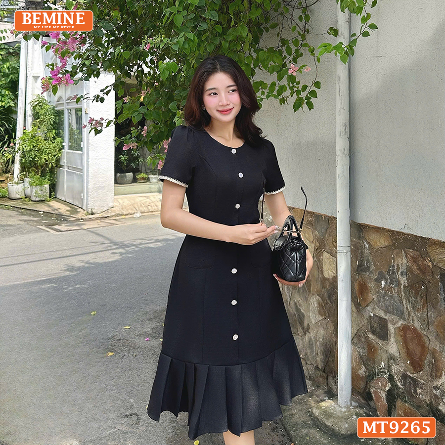 Mô tả Đầm thiết kế cổ tròn đính nút dáng đuôi cá có xếp ly BEMINE MT9265 - 2