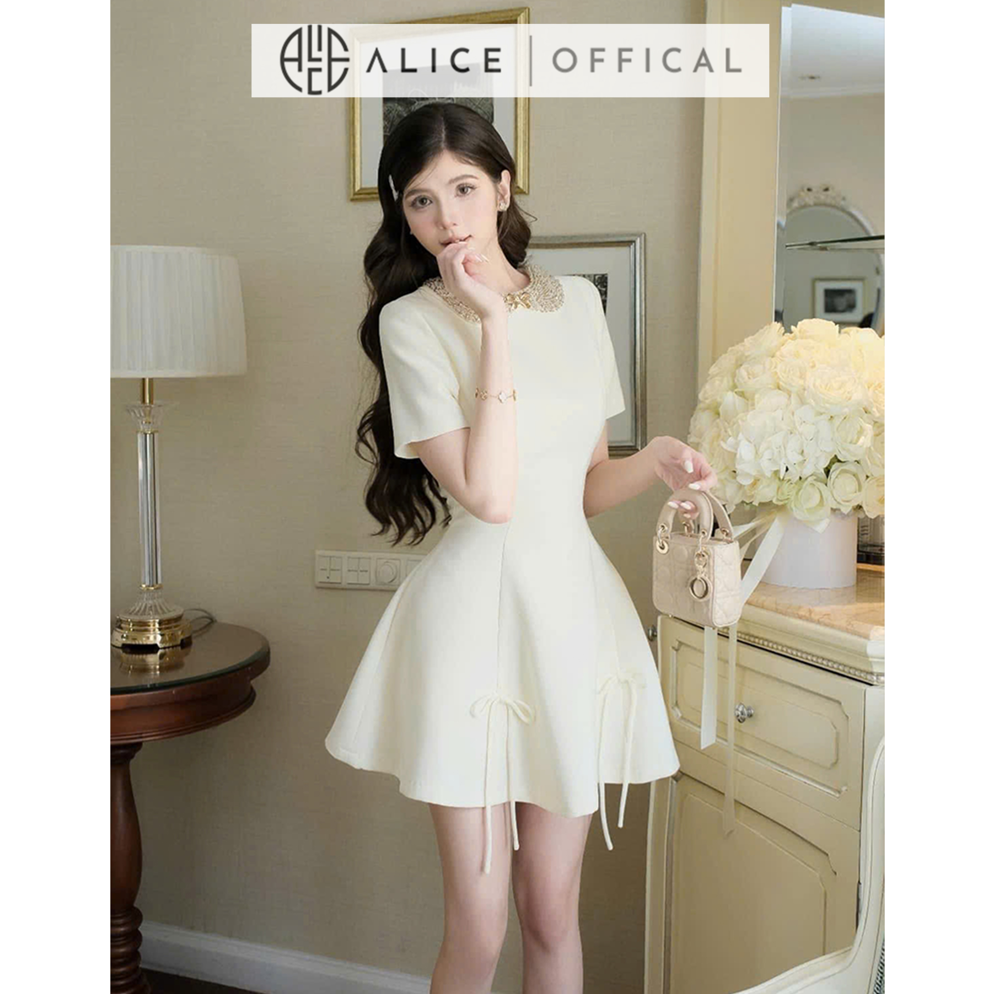 Mô tả Váy Đầm Tiểu Thư Tay Ngắn Dáng Xòe Alice Cổ Xích Đính Đá Chất Liệu Chéo Rubi Có Chiết Eo V1260 Đính Nơ Chân Váy - 1