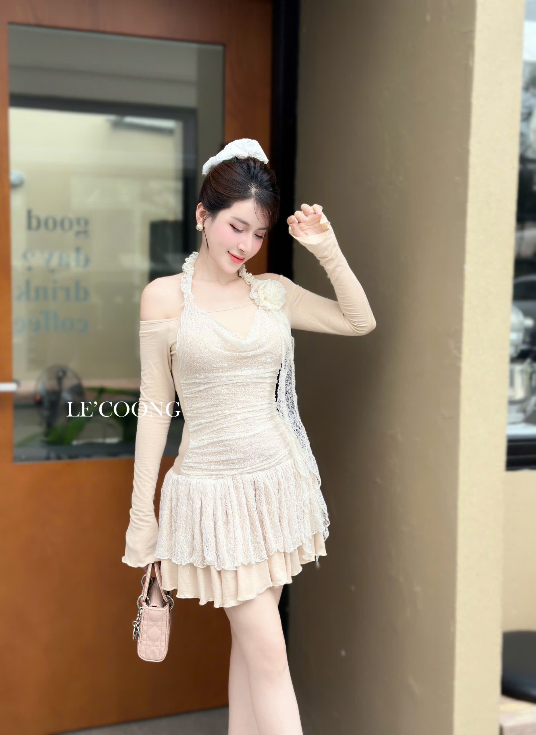 Mô tả Váy Đẹp Dáng Ngắn Phối Ren Xếp Tầng LECOONG V676 Đầm Tiểu Thư Trễ Vai Màu Be Đen - 2