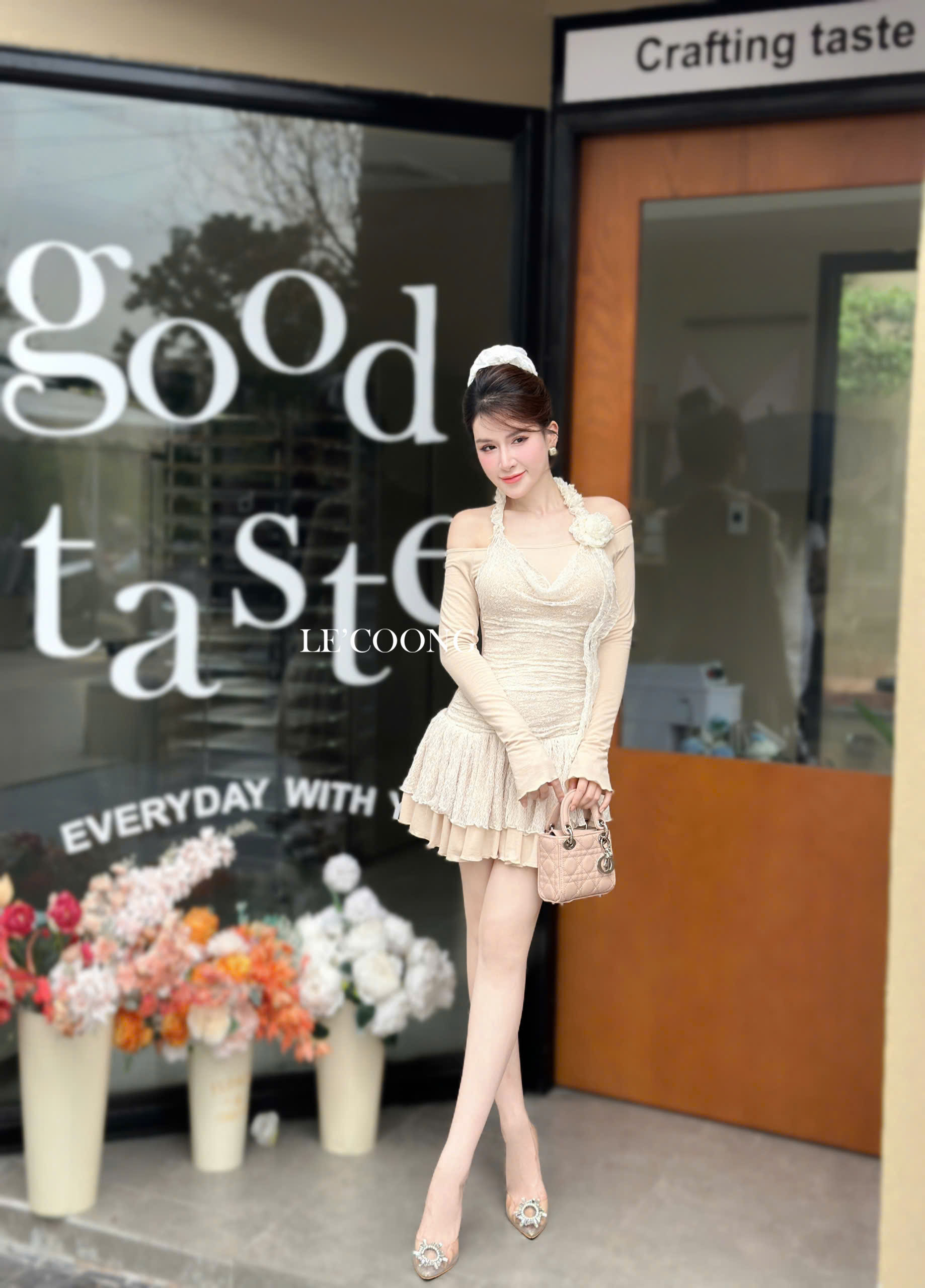 Mô tả Váy Đẹp Dáng Ngắn Phối Ren Xếp Tầng LECOONG V676 Đầm Tiểu Thư Trễ Vai Màu Be Đen - 4