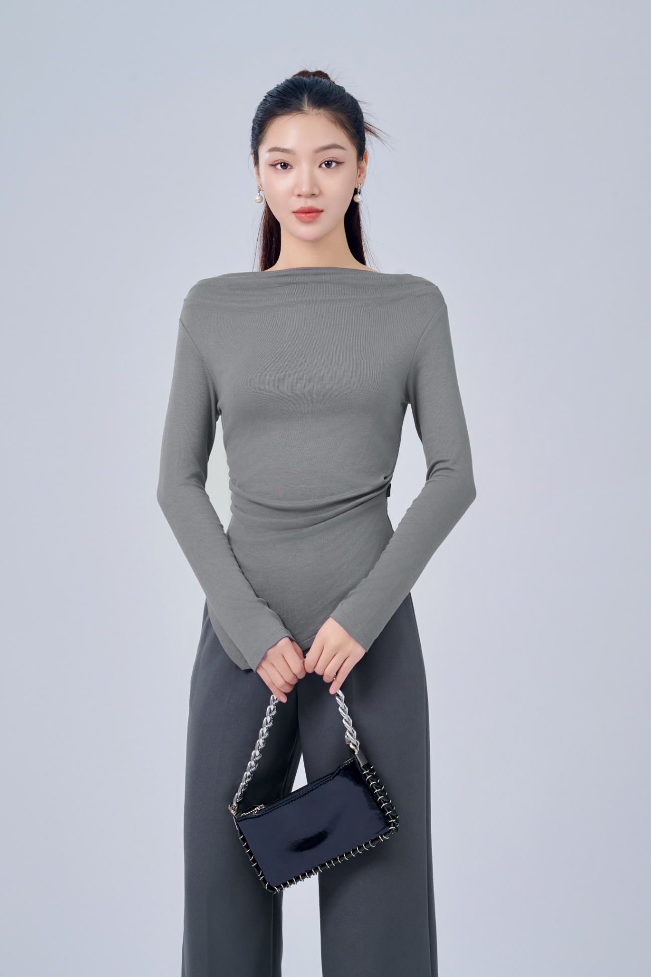 Mô tả Áo Thun 𝐂𝐂𝐇𝐀𝐓 Kiểu Lệch Vai Gấu Vát Dáng Ôm Chất Vải Mềm Mịn Co Giãn 4 Chiều 23TDC2005OT - 1