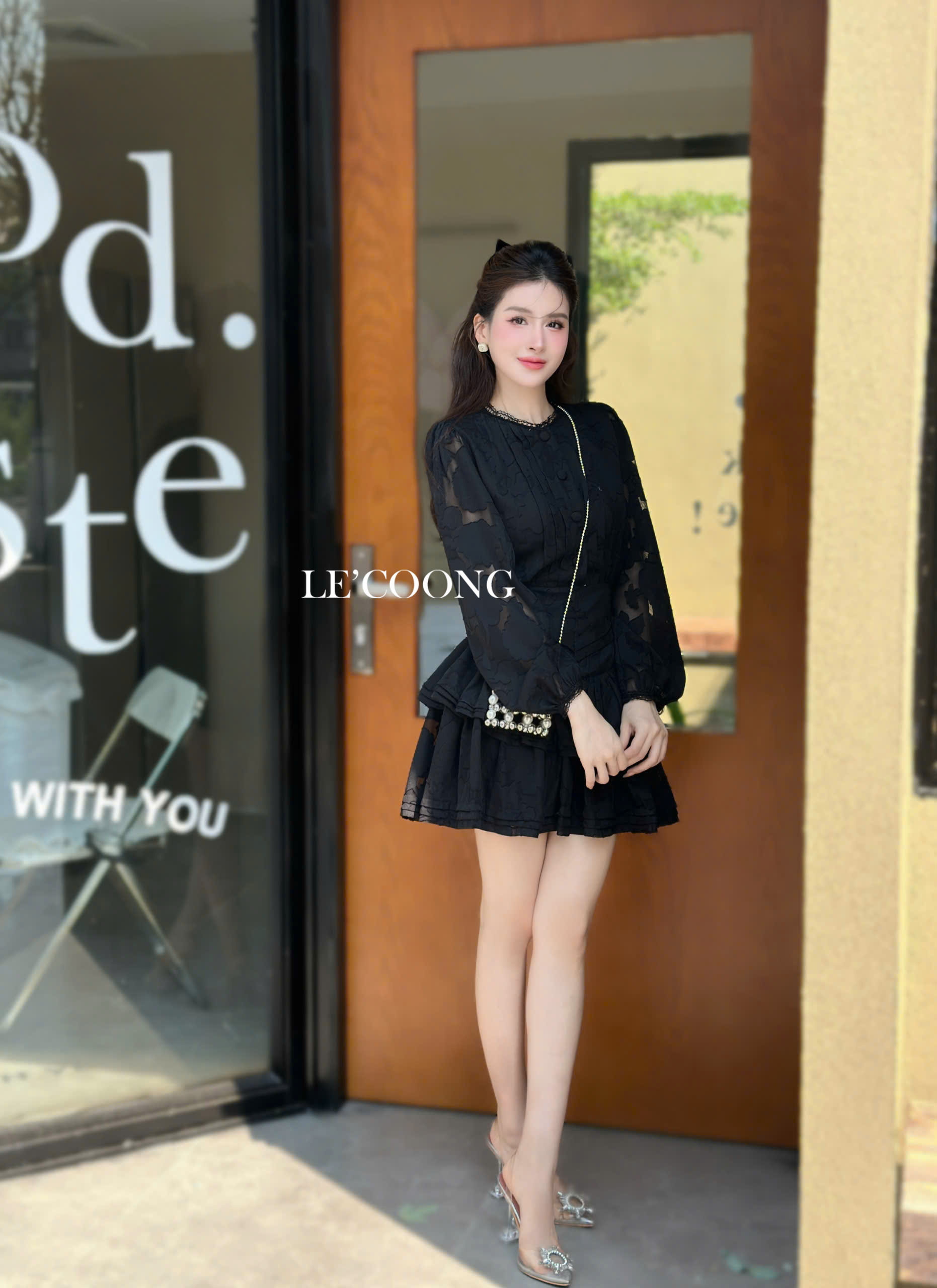 Mô tả Váy Tiểu Thư Dáng Ngắn Tay Dài  LECOONG V679 Đầm Đẹp Sang Chảnh Màu Đen Be - 4