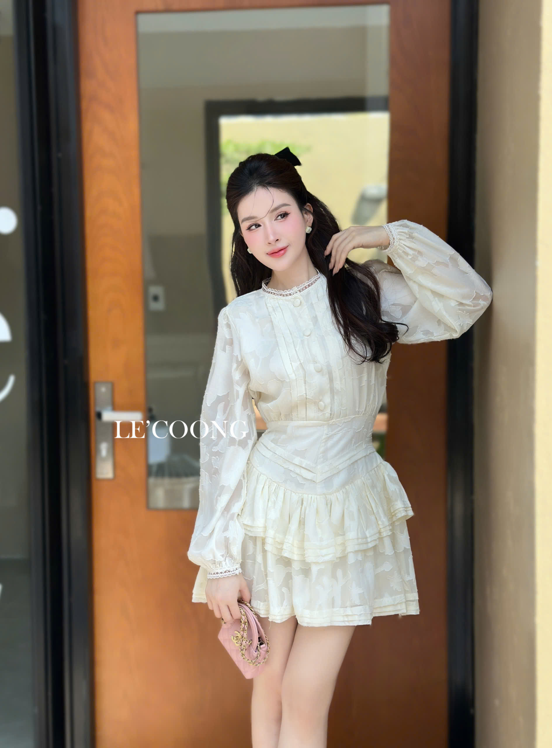 Mô tả Váy Tiểu Thư Dáng Ngắn Tay Dài  LECOONG V679 Đầm Đẹp Sang Chảnh Màu Đen Be - 5