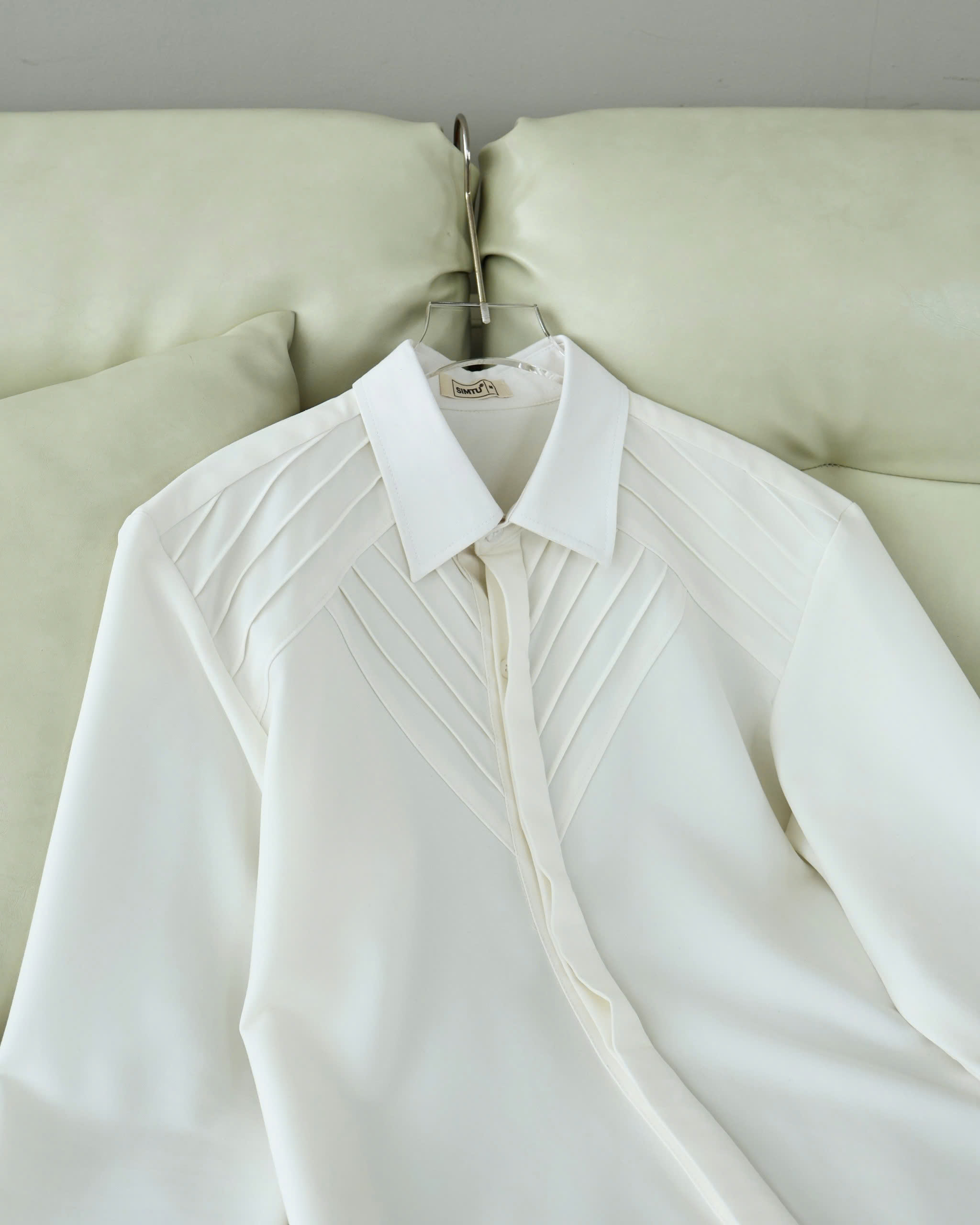 Mô tả Áo sơ mi nam tay dài màu trắng kem basic SIMTU chất liệu cotton mềm mịn, điểm nhấn xếp li thời trang |SM035 - 1