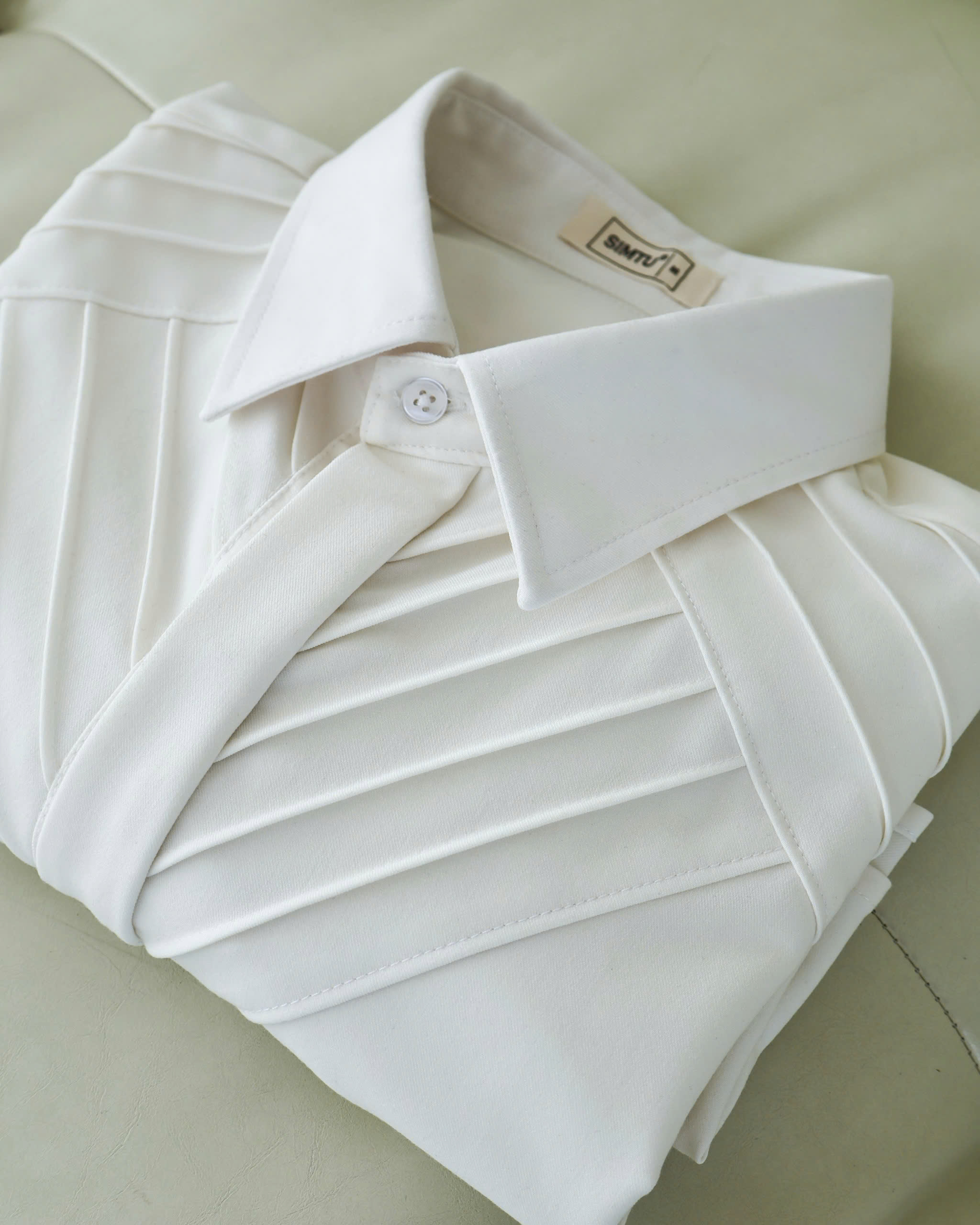 Mô tả Áo sơ mi nam tay dài màu trắng kem basic SIMTU chất liệu cotton mềm mịn, điểm nhấn xếp li thời trang |SM035 - 3
