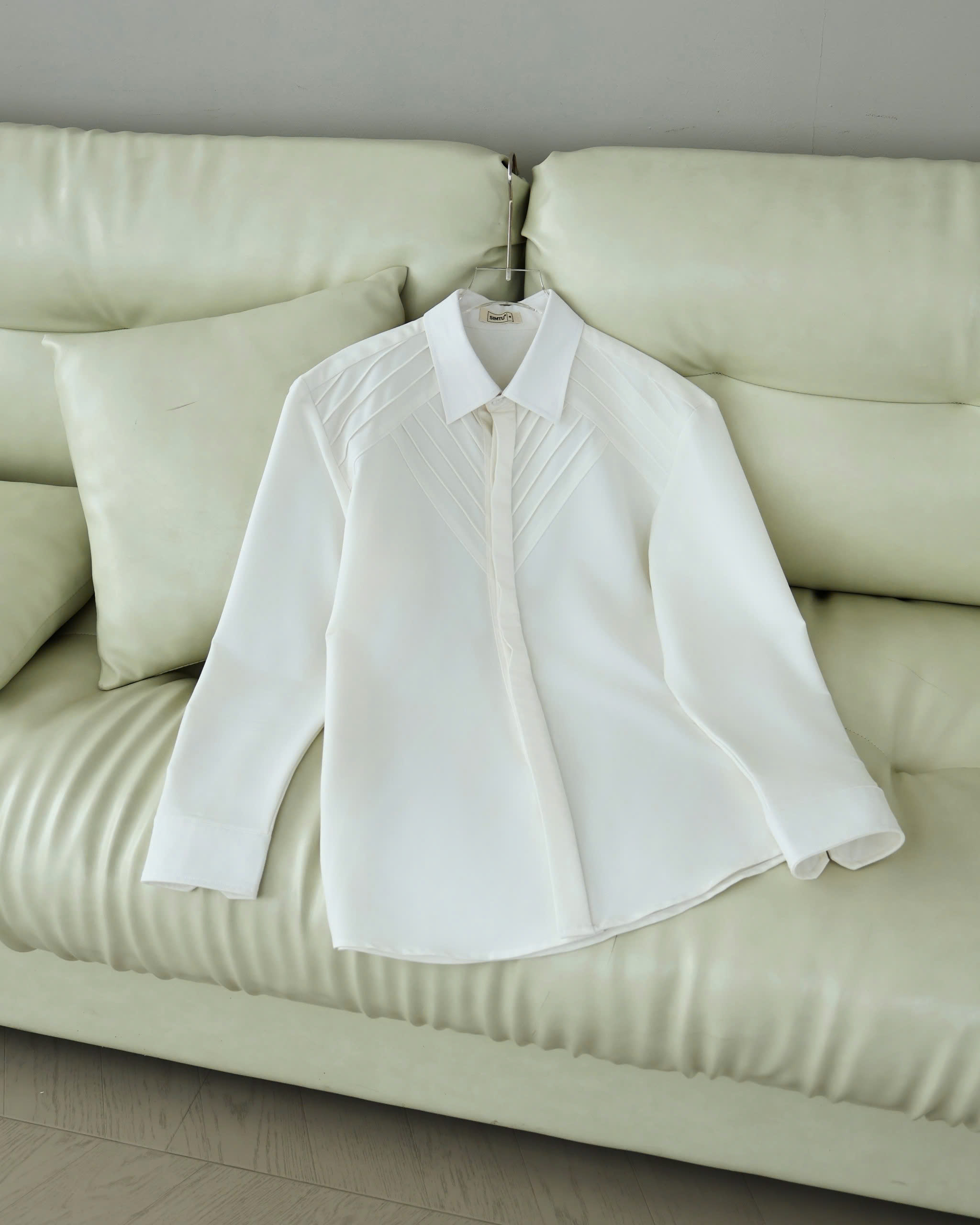 Mô tả Áo sơ mi nam tay dài màu trắng kem basic SIMTU chất liệu cotton mềm mịn, điểm nhấn xếp li thời trang |SM035 - 2