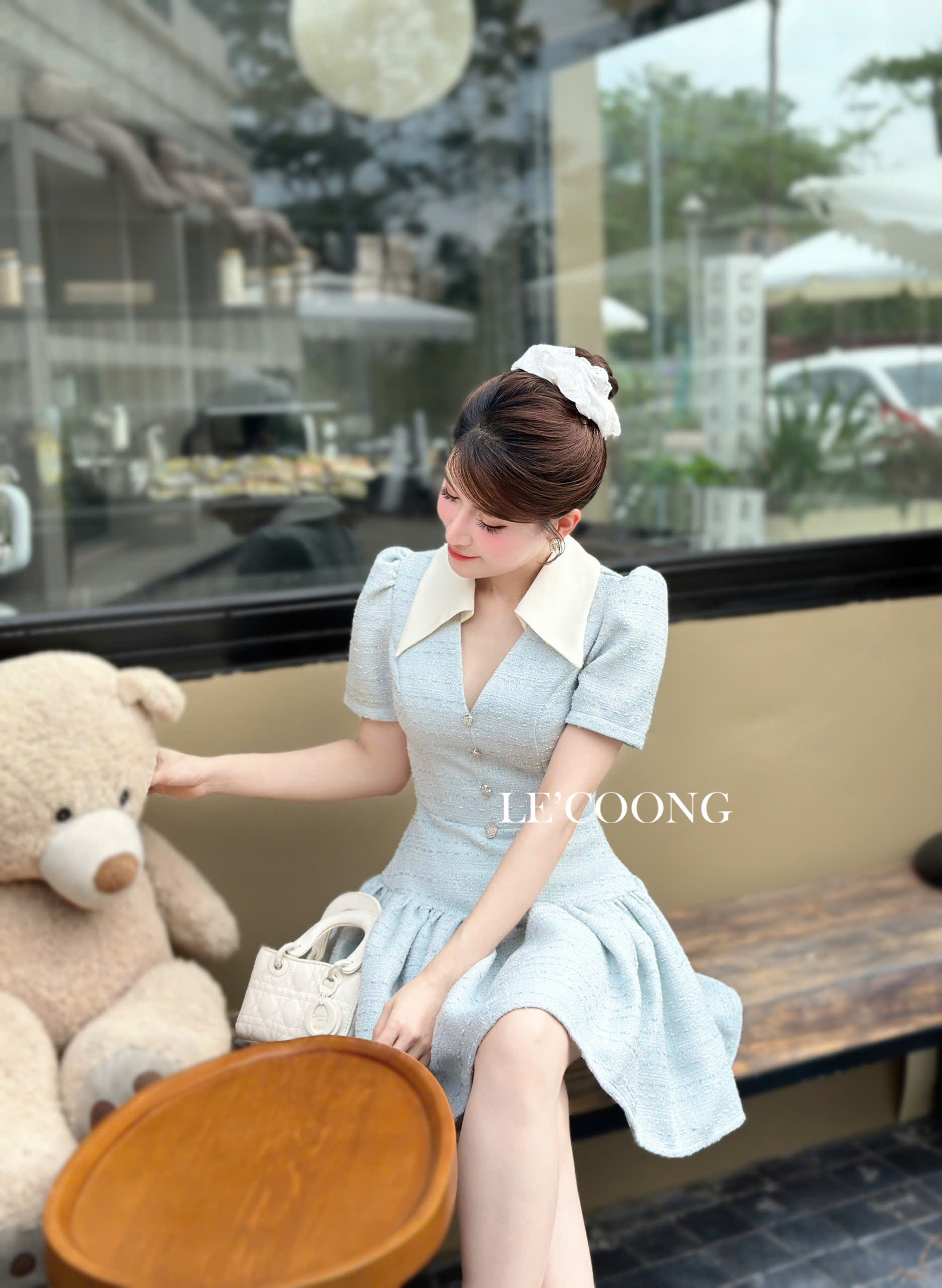 Mô tả Váy Tiểu Thư Dáng Ngắn Cổ V LECOONG V682  Đầm Đẹp Xòe Bồng Màu Đỏ Đen Xanh - 4