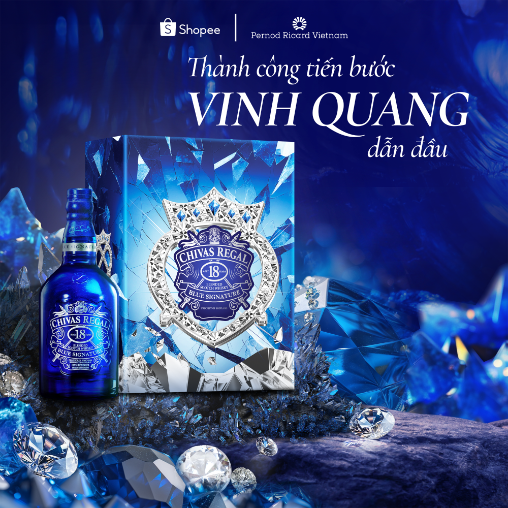 Mô tả Hộp Rượu Quà Tết 2025 Whisky Chivas Regal 18YO Blue Signature nồng độ alc 40% 700ml Kèm Hộp và Túi Giấy - 1