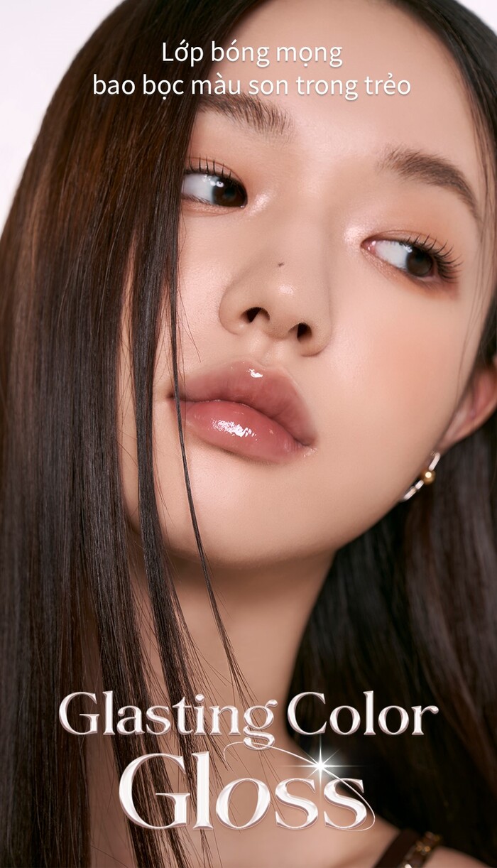Son tint bóng Romand Glasting Color Gloss trên môi