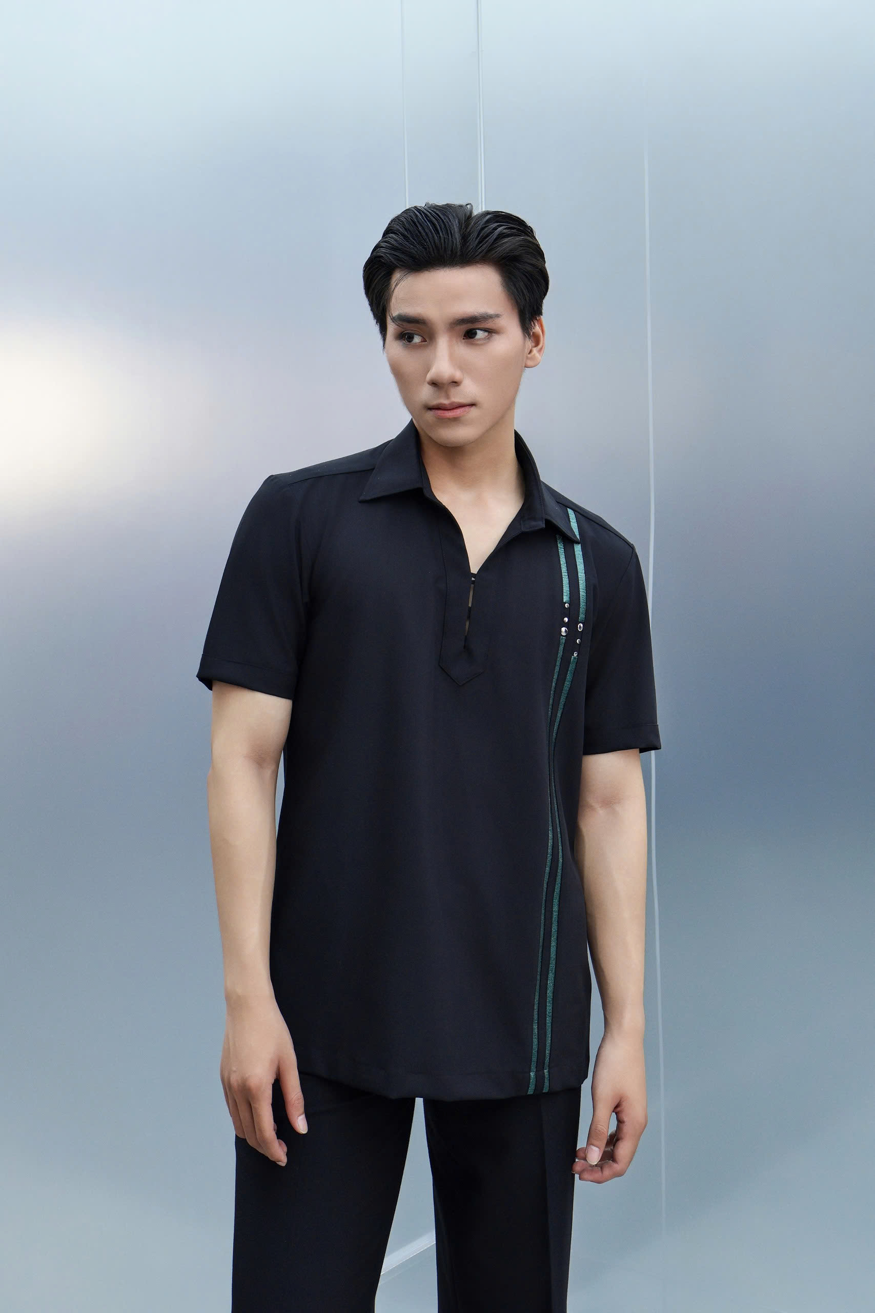 Mô tả Áo sơ mi đen nam tay ngắn SIMTU điểm nhấn viền vải da sáng bóng kết hợp nút kim loại cao cấp | SM044 - 1