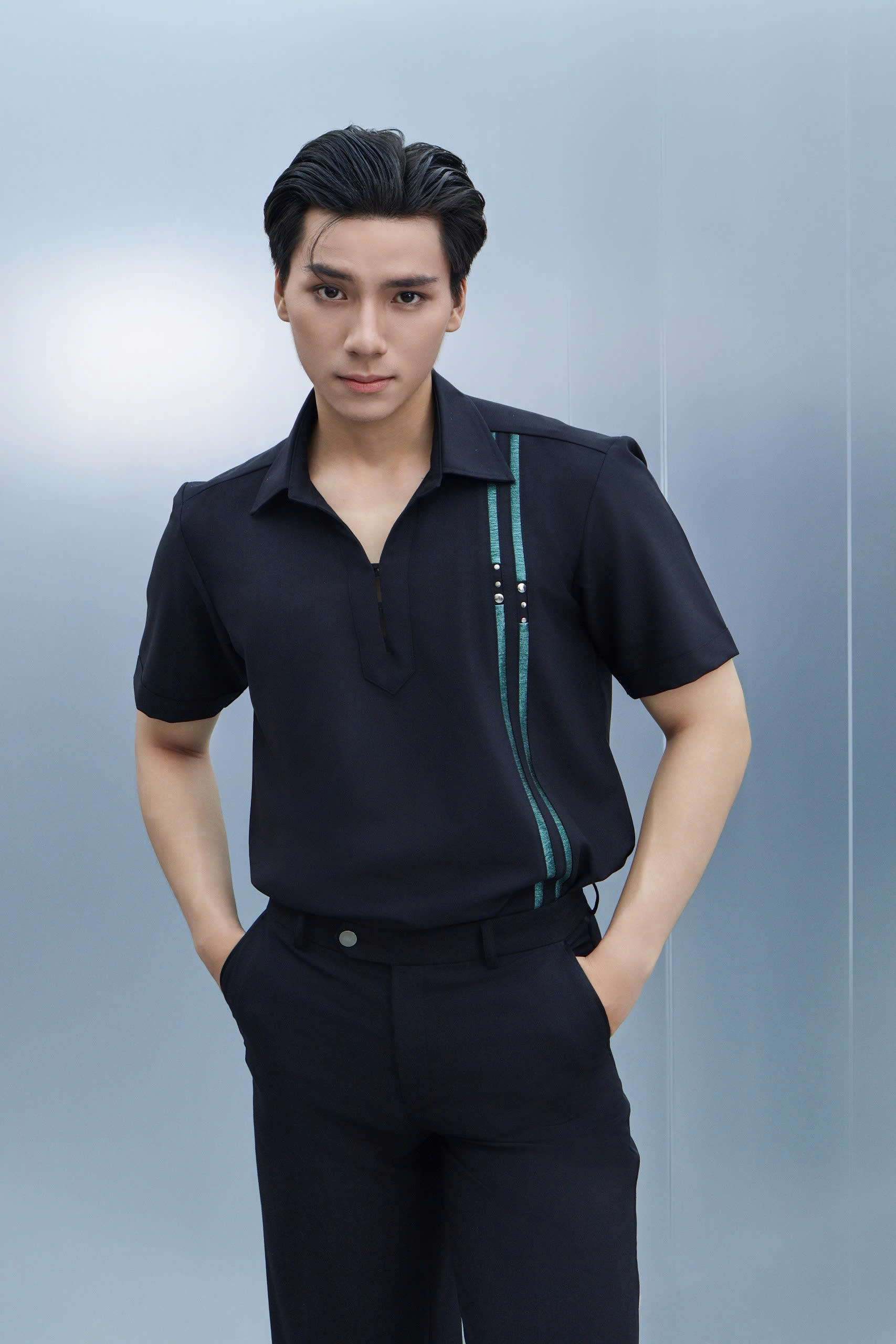 Mô tả Áo sơ mi đen nam tay ngắn SIMTU điểm nhấn viền vải da sáng bóng kết hợp nút kim loại cao cấp | SM044 - 3