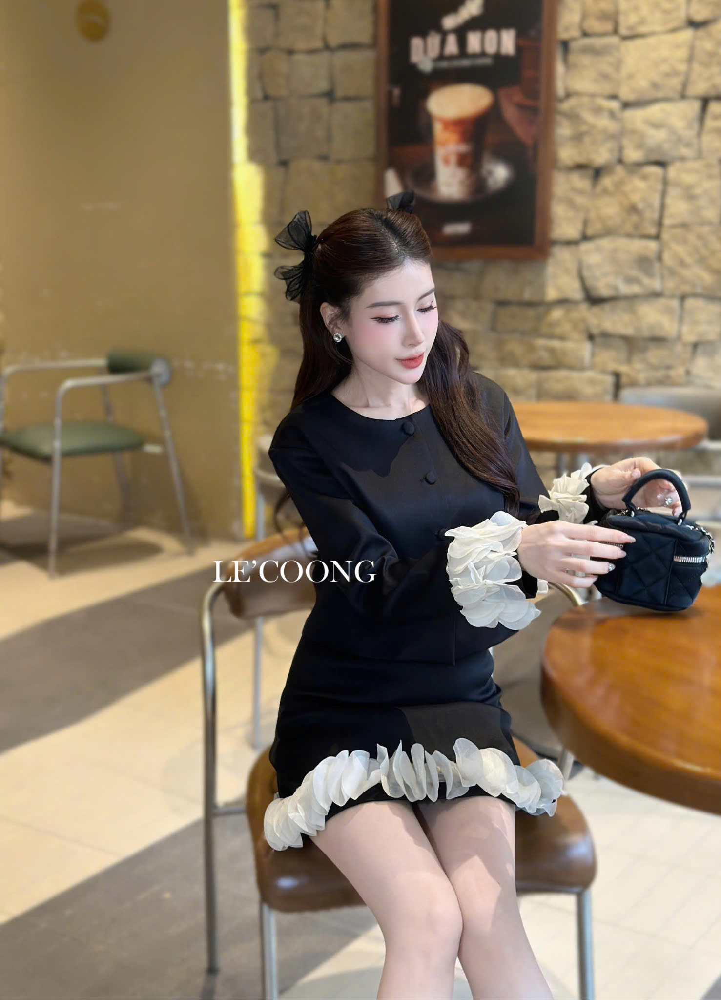 Mô tả Set Dáng Ngắn Phối Ren Trắng LECOONG B180 Đầm Tiểu Thư Sang Chảnh Màu Đen - 1