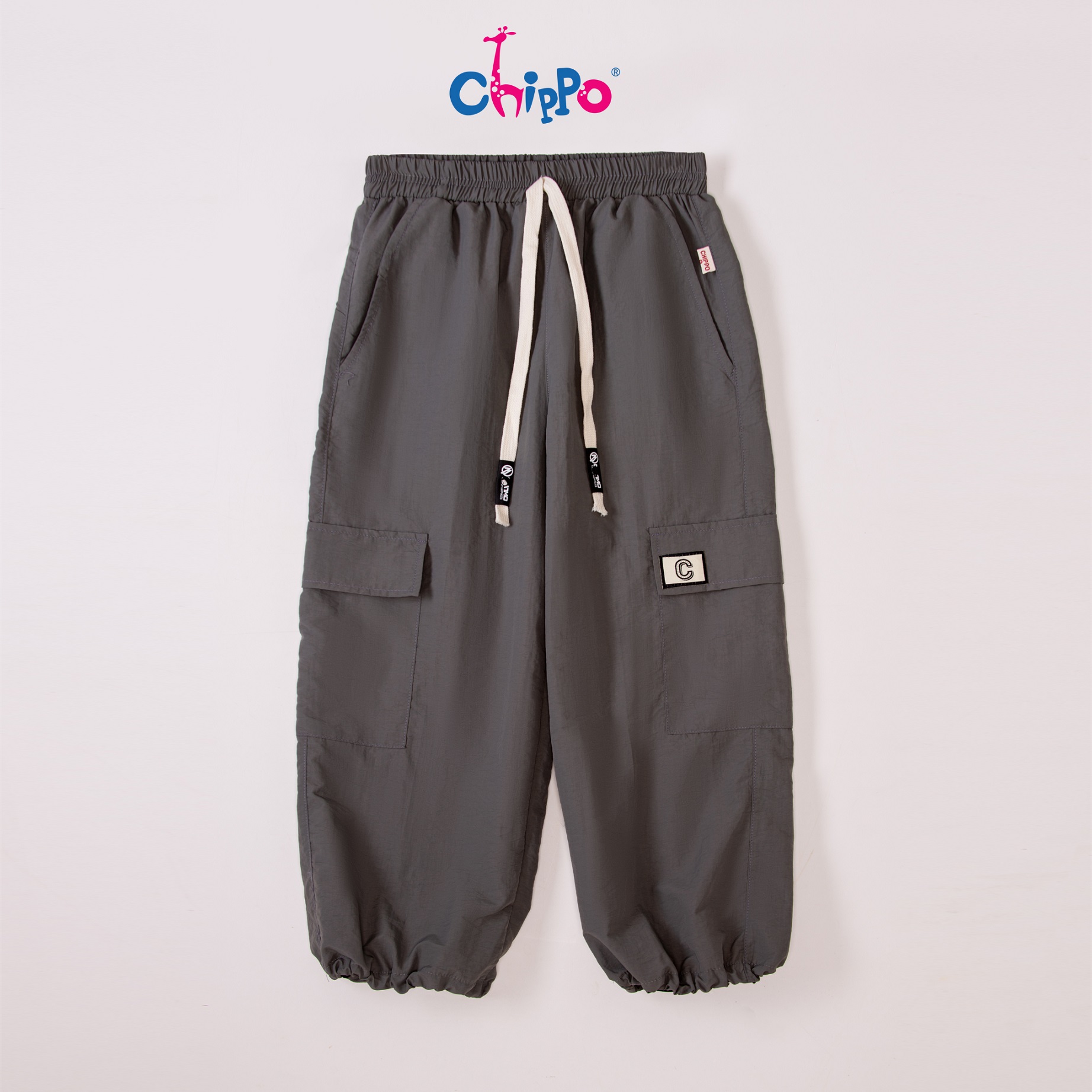 Mô tả Quần gió bé trai CHIPPO chất liệu mềm co gian tốt cho bé từ 4 đến 14 Tuổi(14-40Kg) QG chữ C - 1