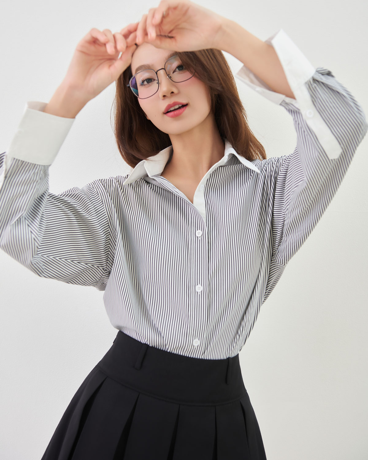 Mô tả Áo sơ mi kẻ sọc nữ GILLEE phối cổ và tay áo trắng, dáng oversized, sơ mi form rộng vải kate Mỹ FAS354 - 2