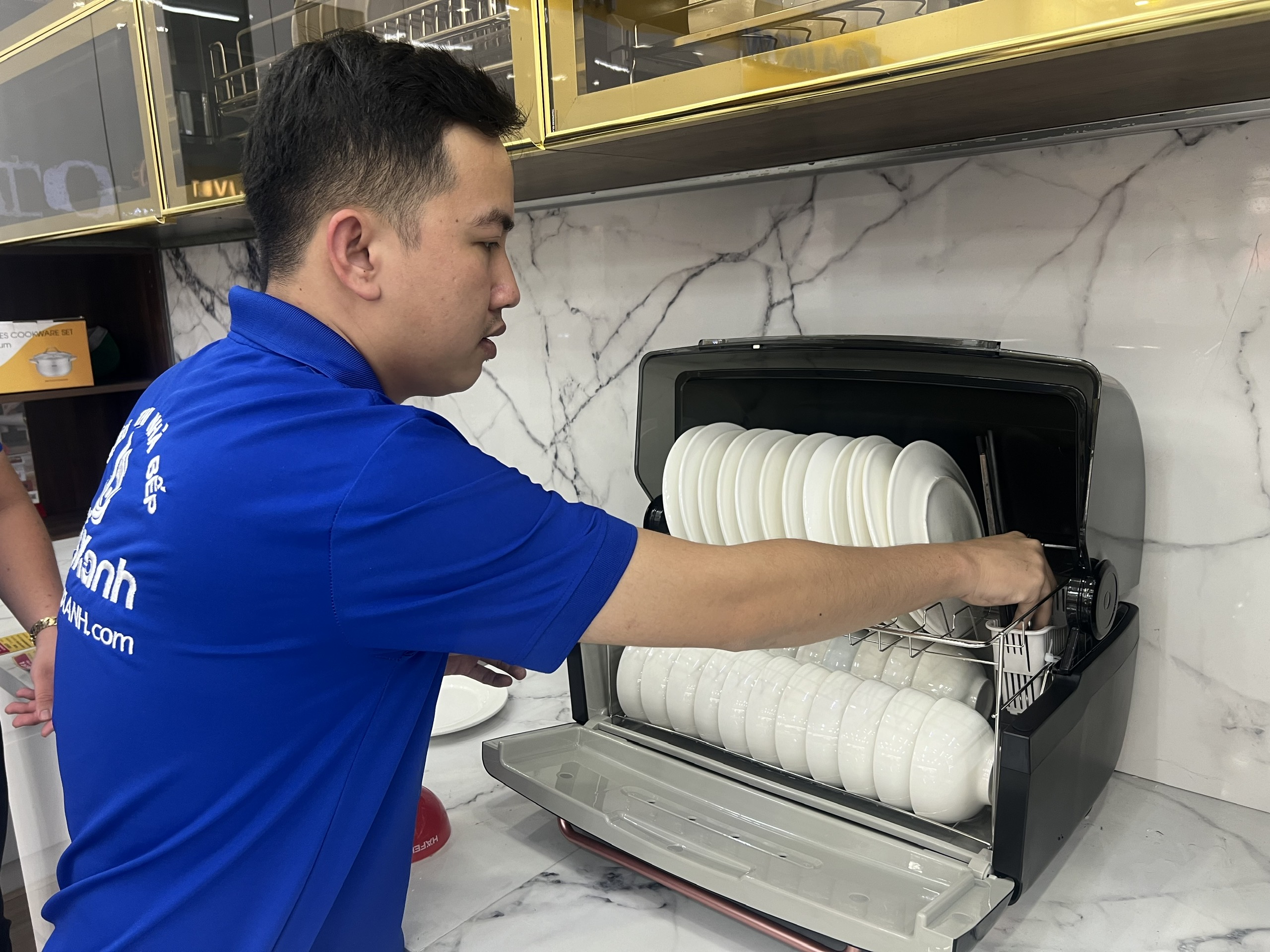 Sắp xếp chén đĩa trong máy sấy Ecalite