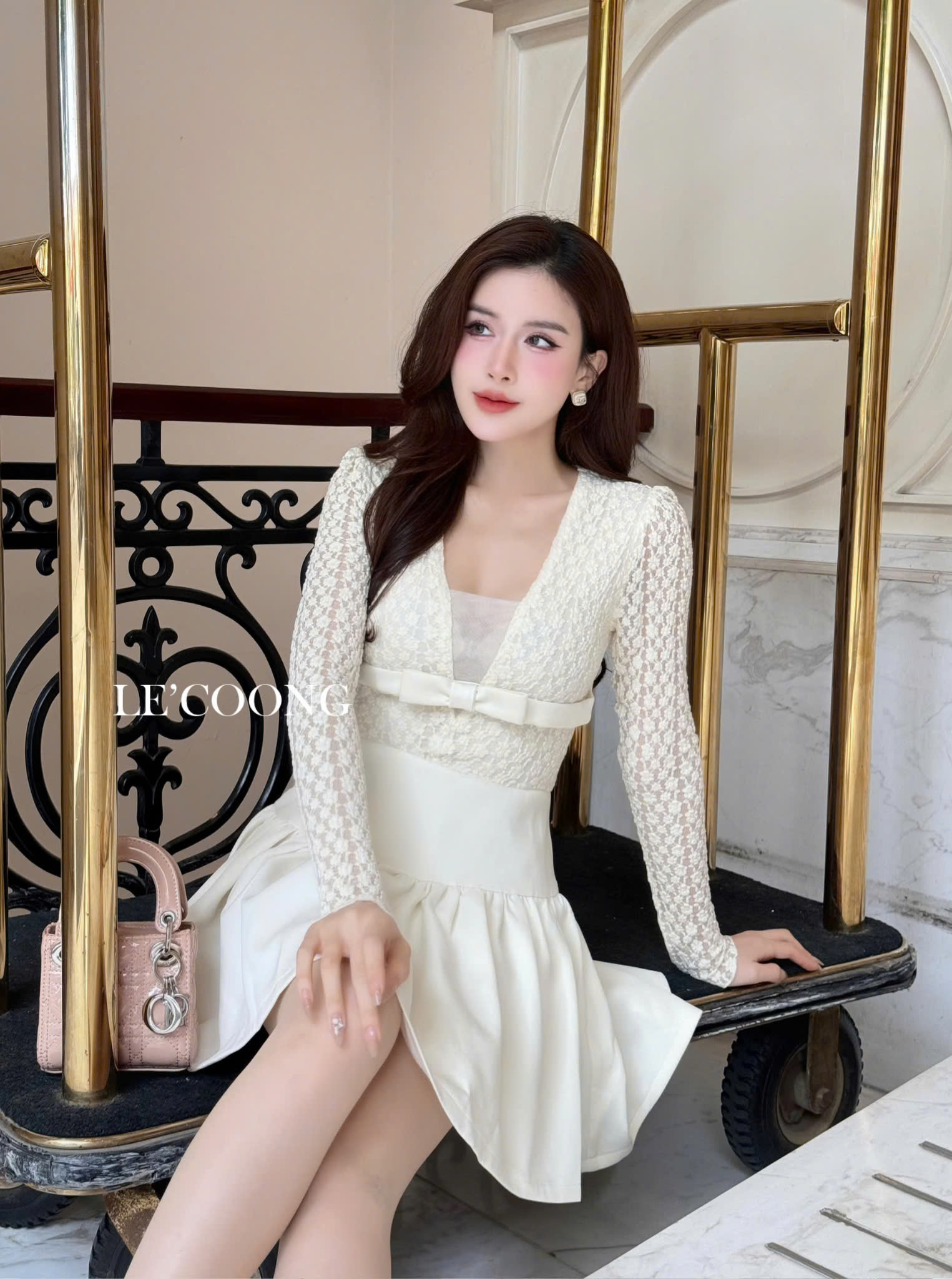 Mô tả Váy Tiểu Thư Dáng Ngắn Hai Màu Đen Be Đỏ LECOONG V709  Đầm Đẹp Phối Ren Đính Nơ Sang Chảnh - 2