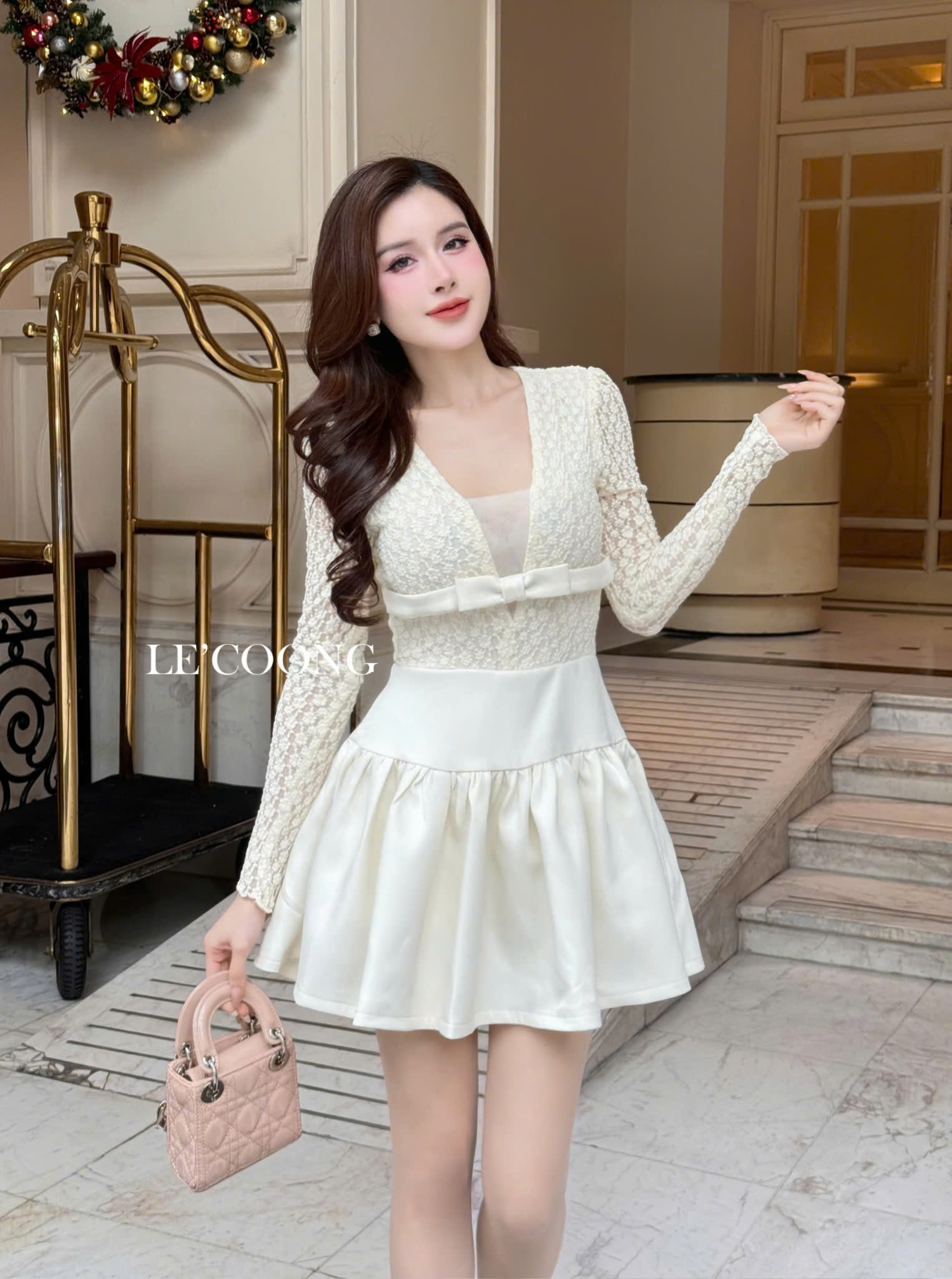 Mô tả Váy Tiểu Thư Dáng Ngắn Hai Màu Đen Be Đỏ LECOONG V709  Đầm Đẹp Phối Ren Đính Nơ Sang Chảnh - 4