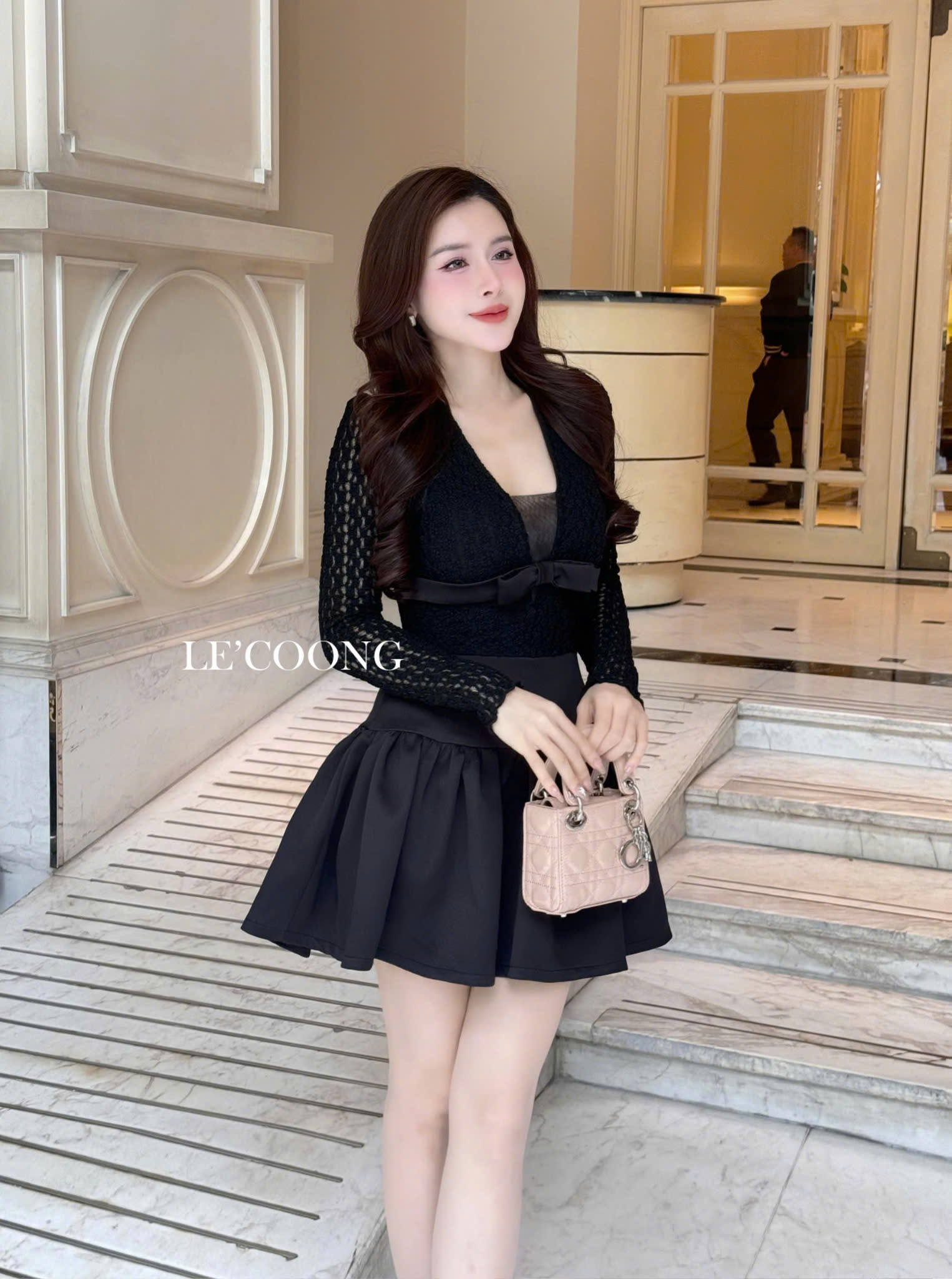 Mô tả Váy Tiểu Thư Dáng Ngắn Hai Màu Đen Be Đỏ LECOONG V709  Đầm Đẹp Phối Ren Đính Nơ Sang Chảnh - 5