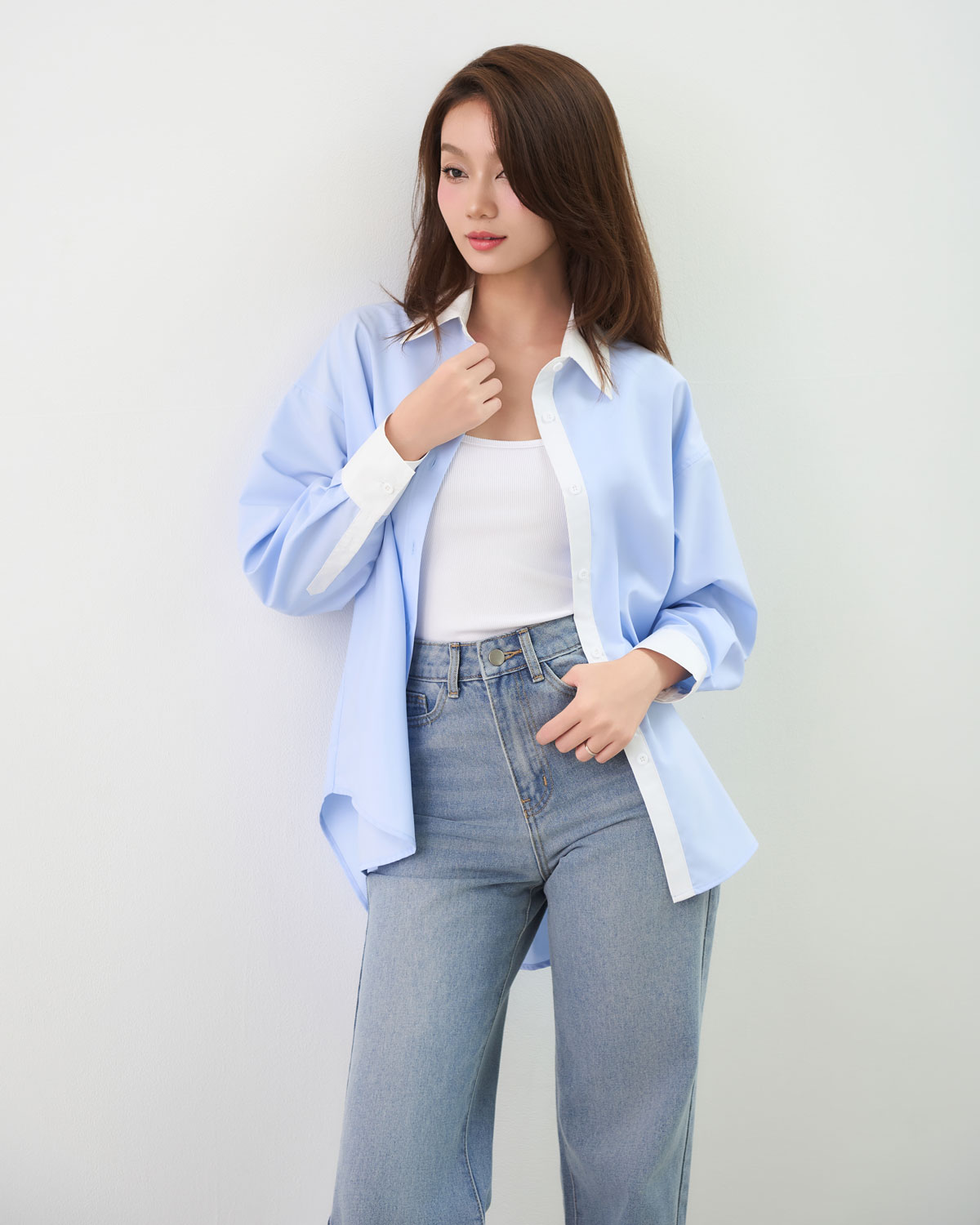 Chi tiết cổ áo sơ mi Gillee phối trắng